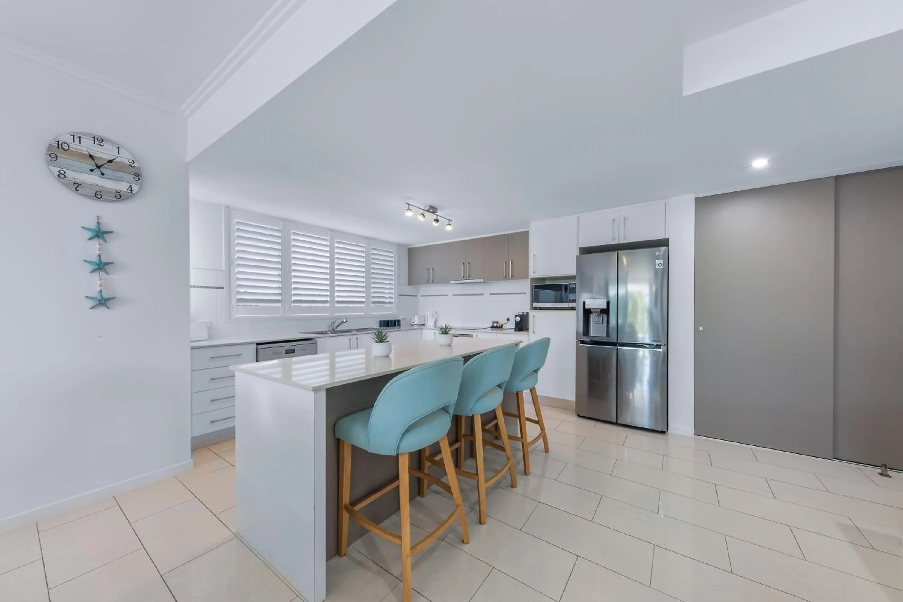 kitchen in Airlie Summit Apartments