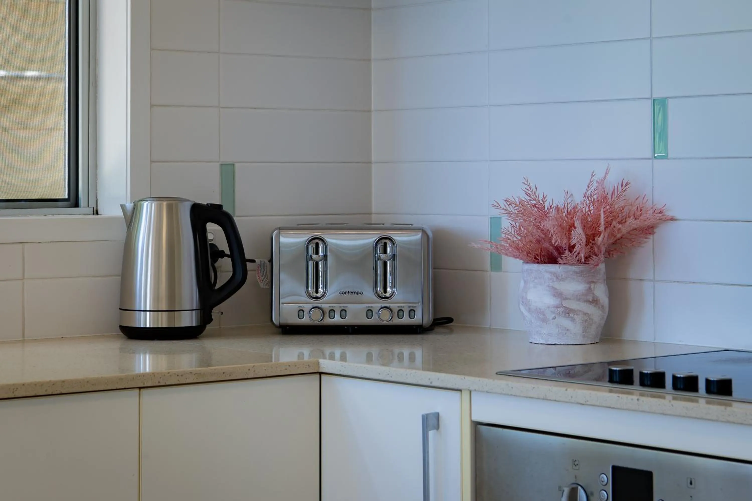 Coffee/tea facilities in Airlie Summit Apartments