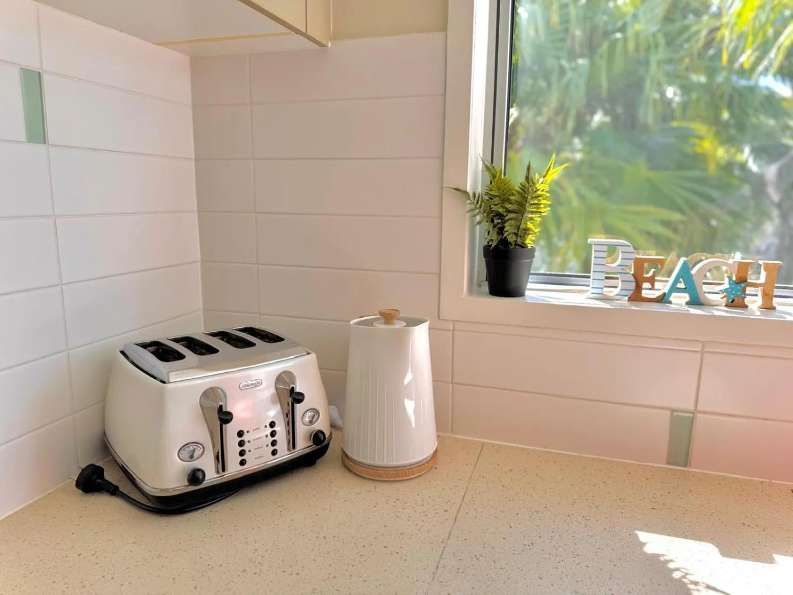 kitchen in Airlie Summit Apartments