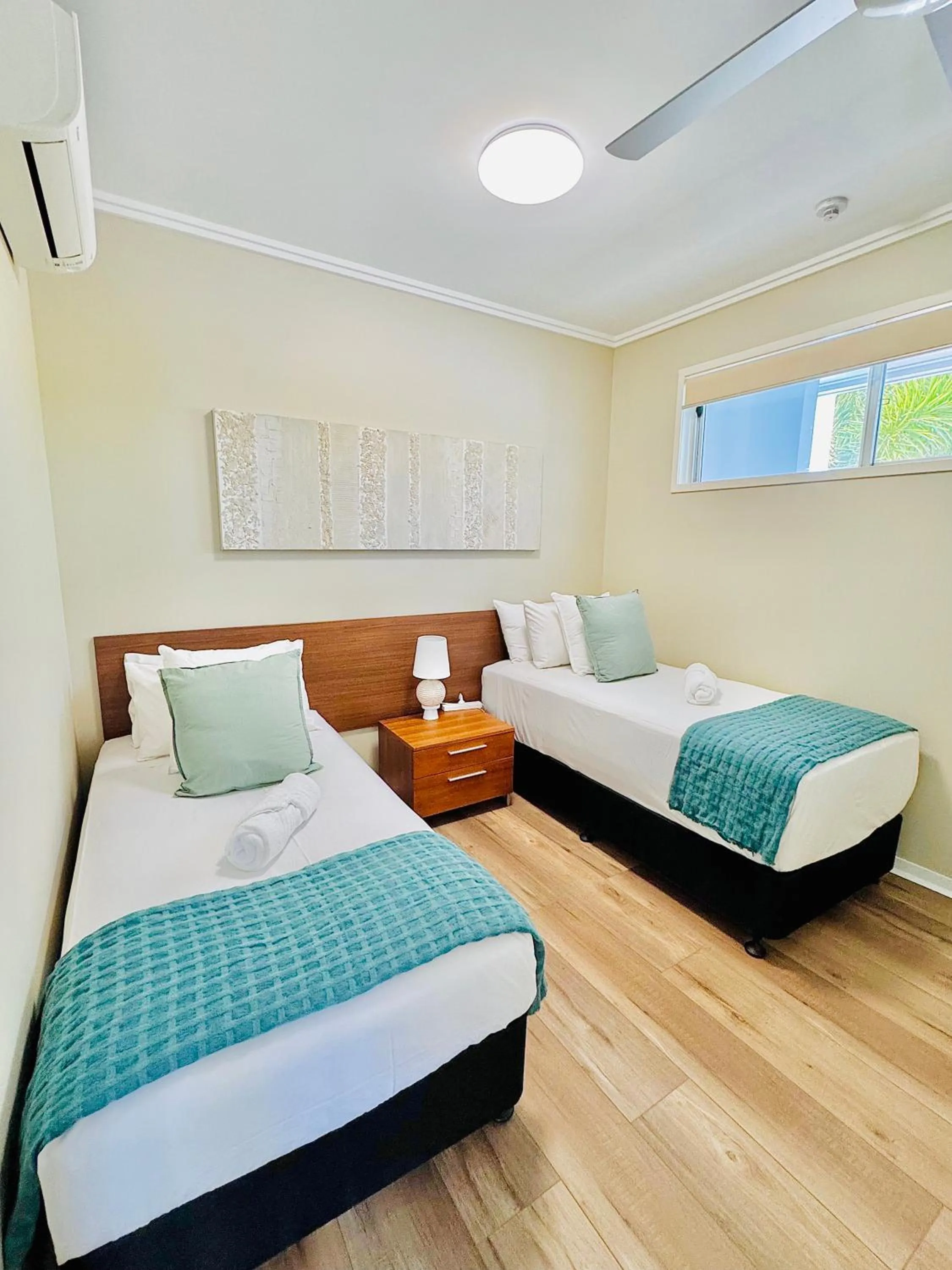 Bed in Airlie Summit Apartments