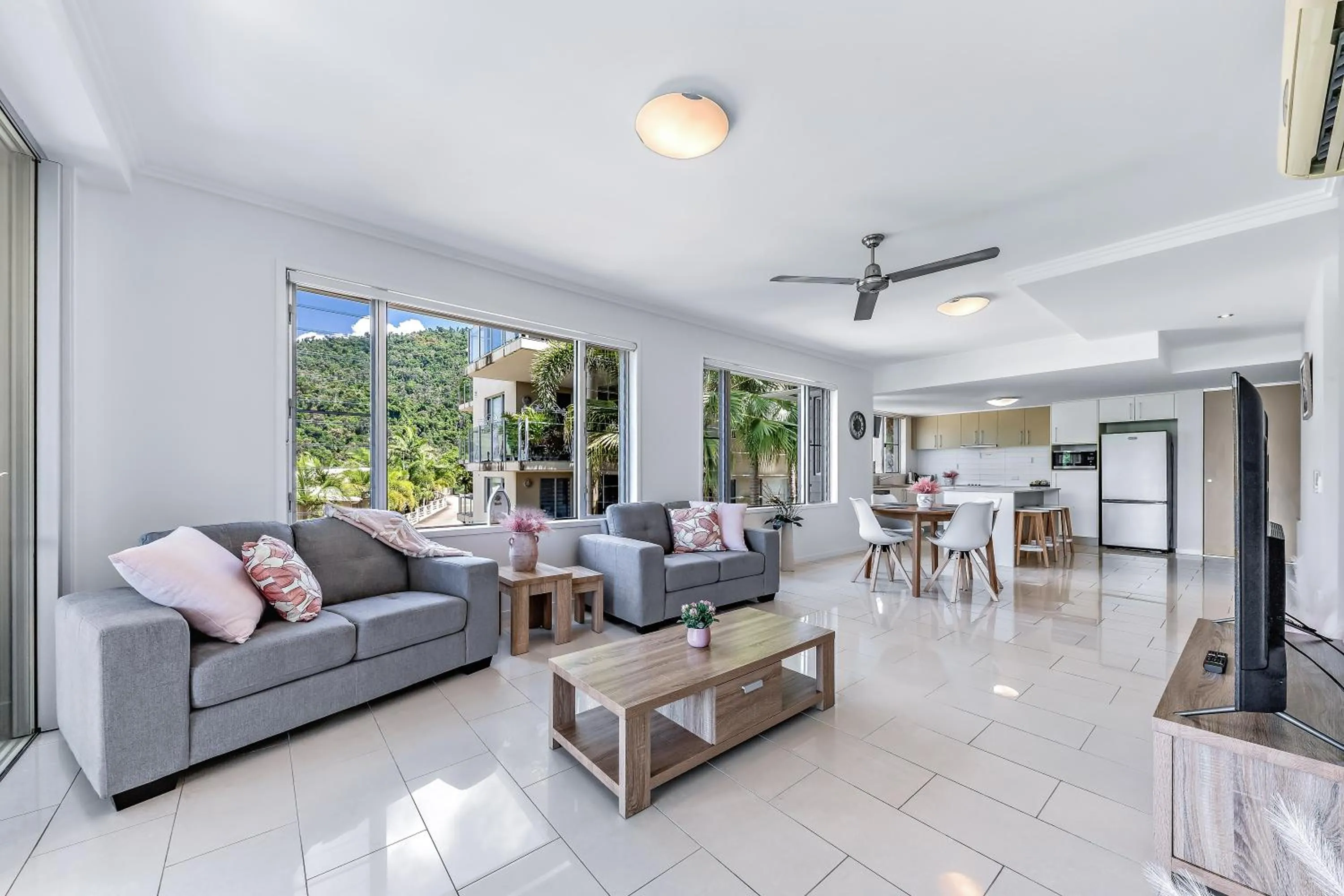 TV and multimedia in Airlie Summit Apartments