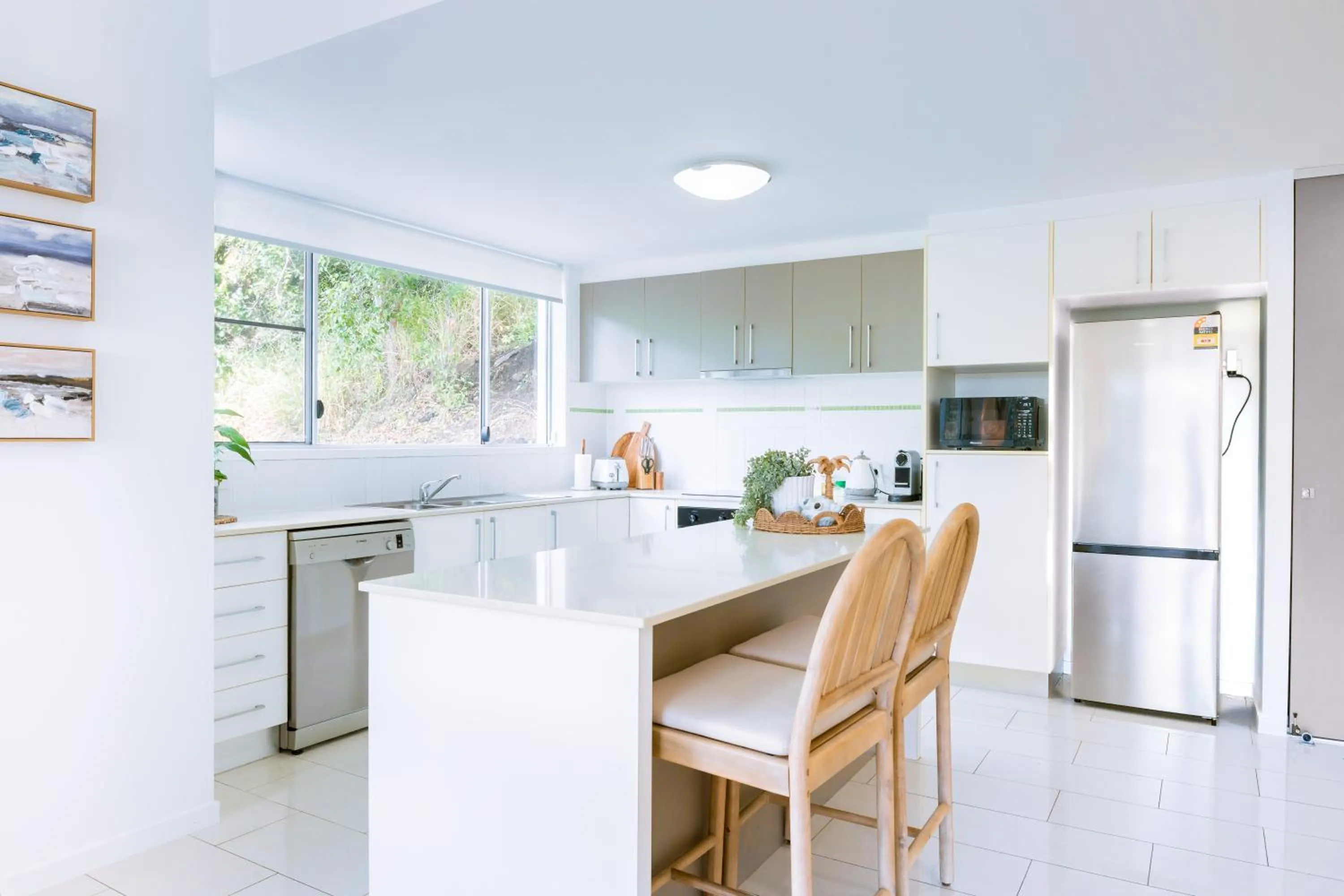 Kitchen or kitchenette in Airlie Summit Apartments