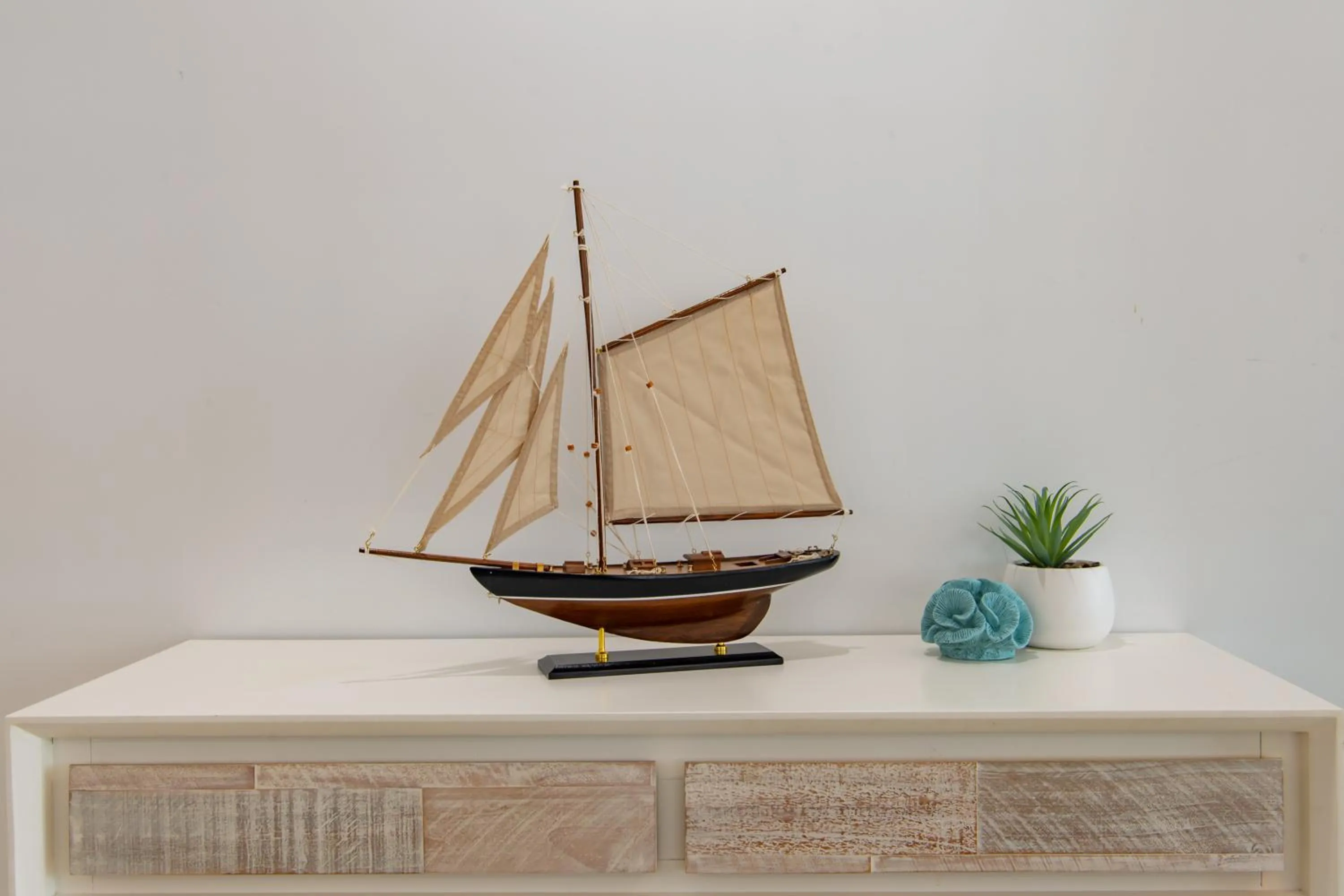 Living room in Airlie Summit Apartments