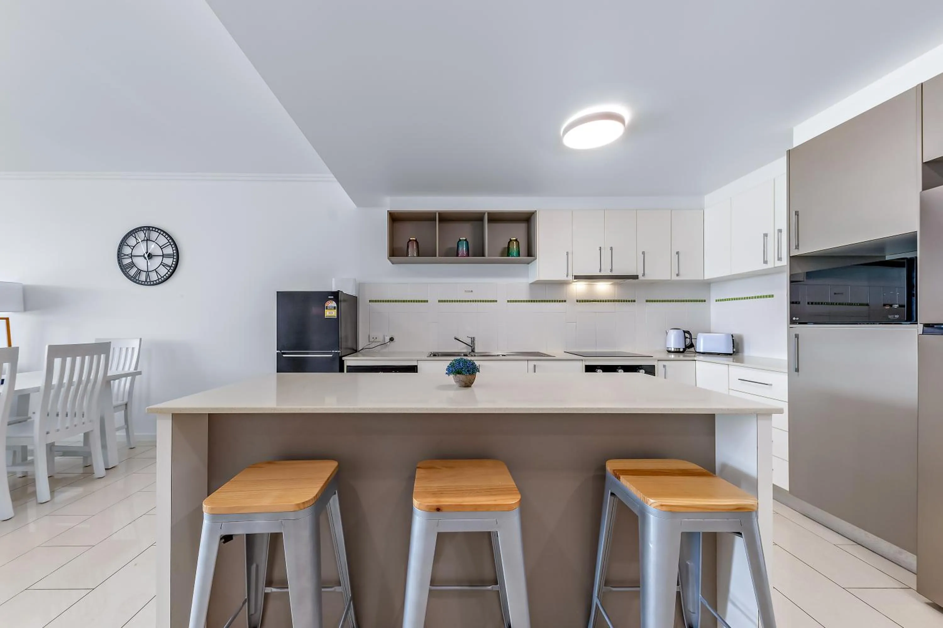 Kitchen or kitchenette in Airlie Summit Apartments