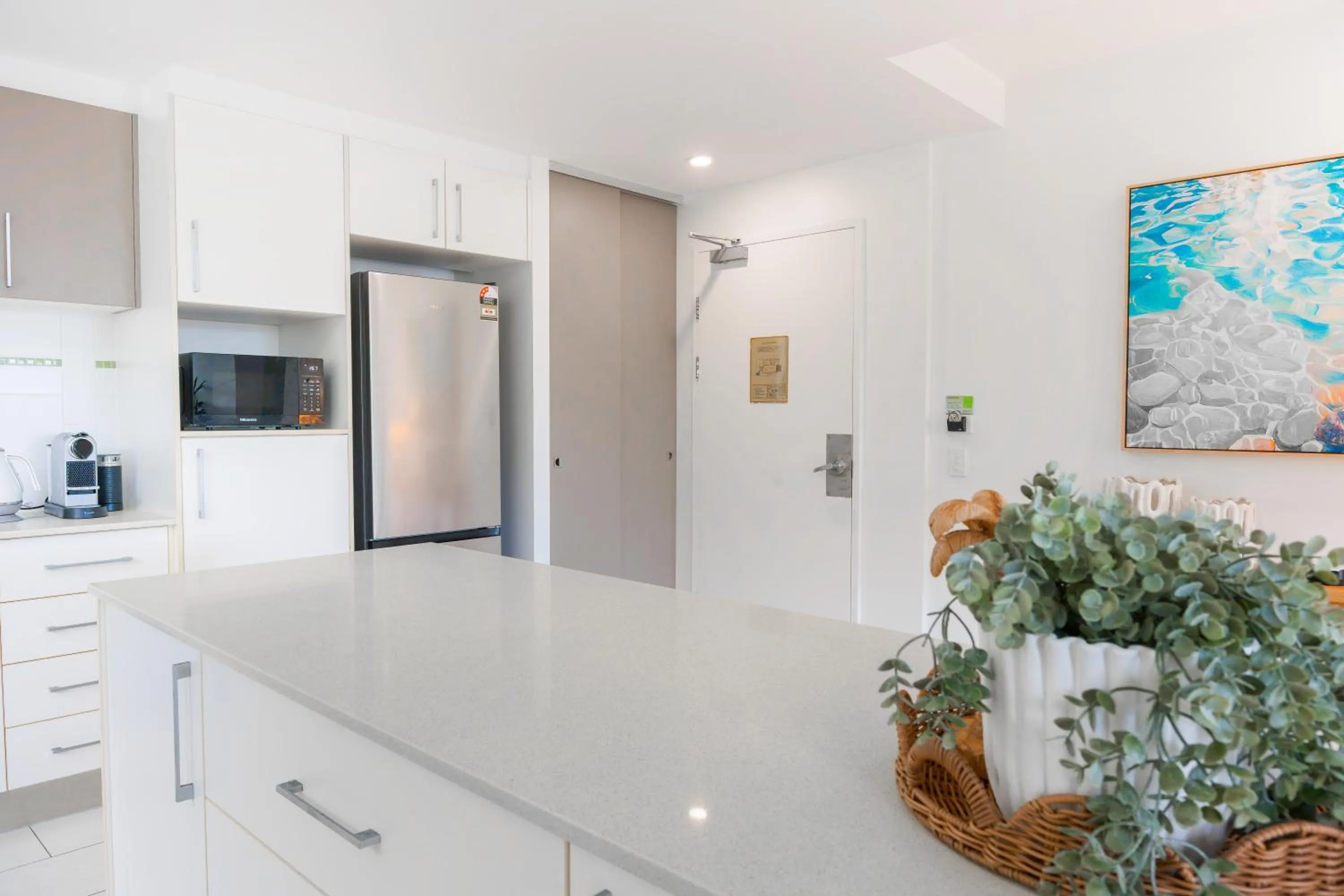 Kitchen or kitchenette in Airlie Summit Apartments