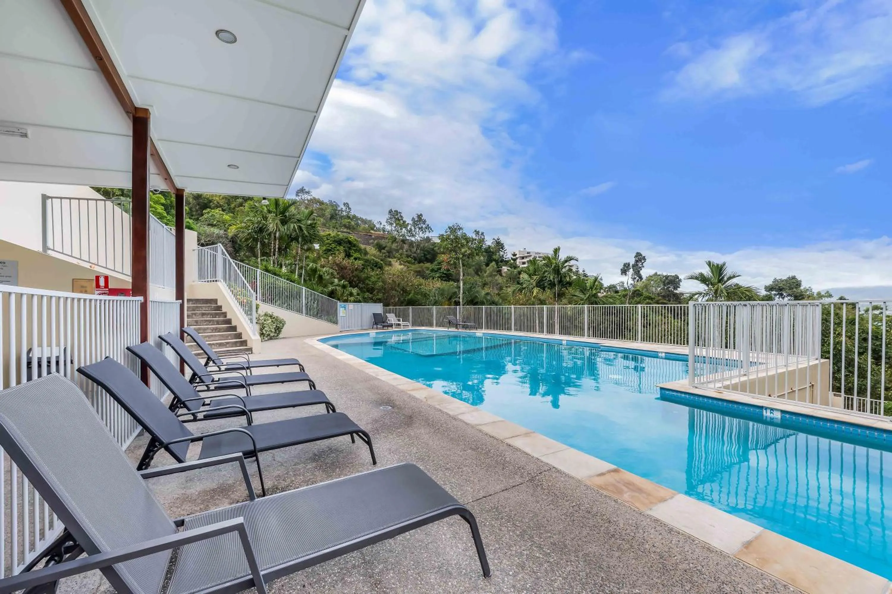 Swimming pool in Airlie Summit Apartments