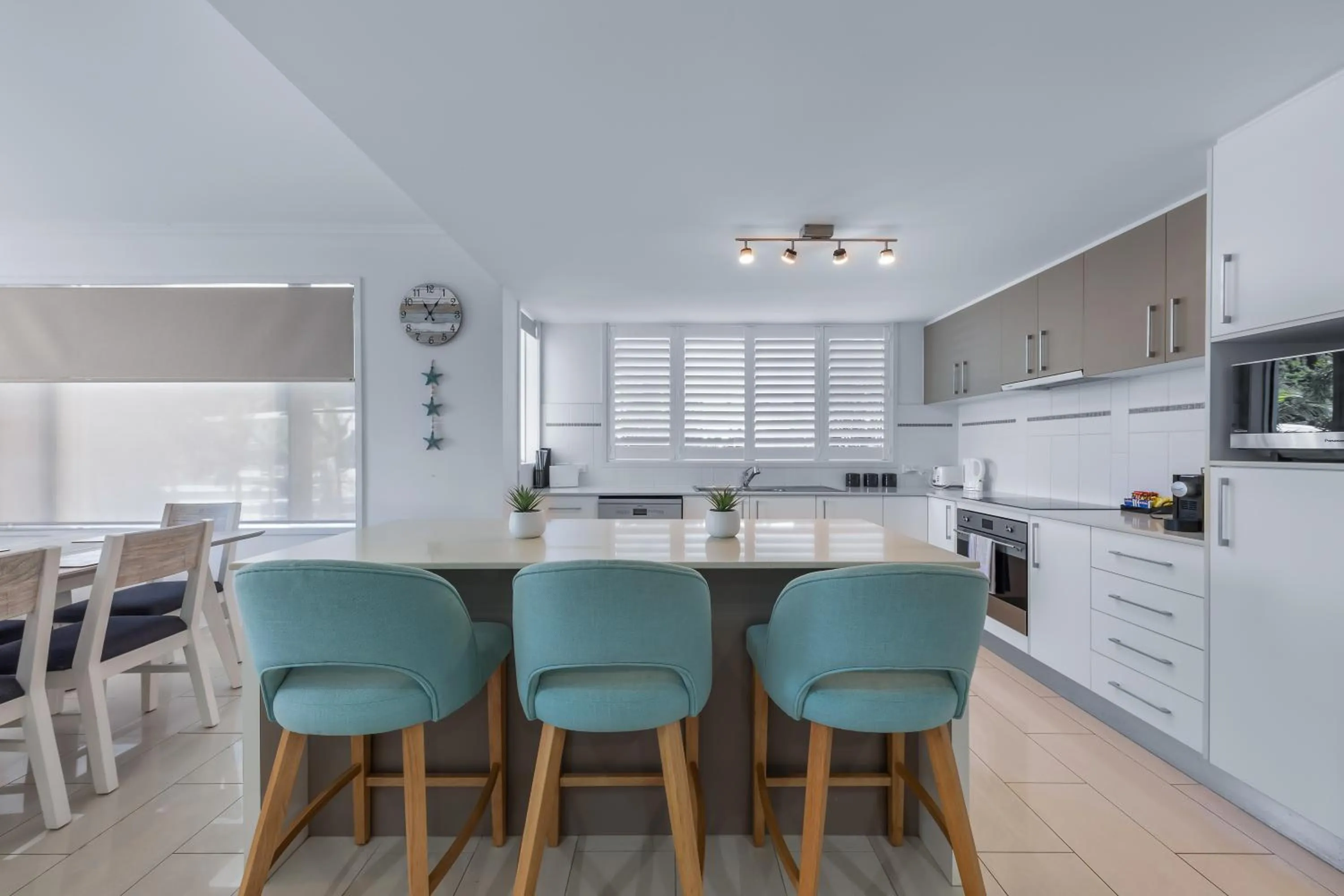 kitchen in Airlie Summit Apartments