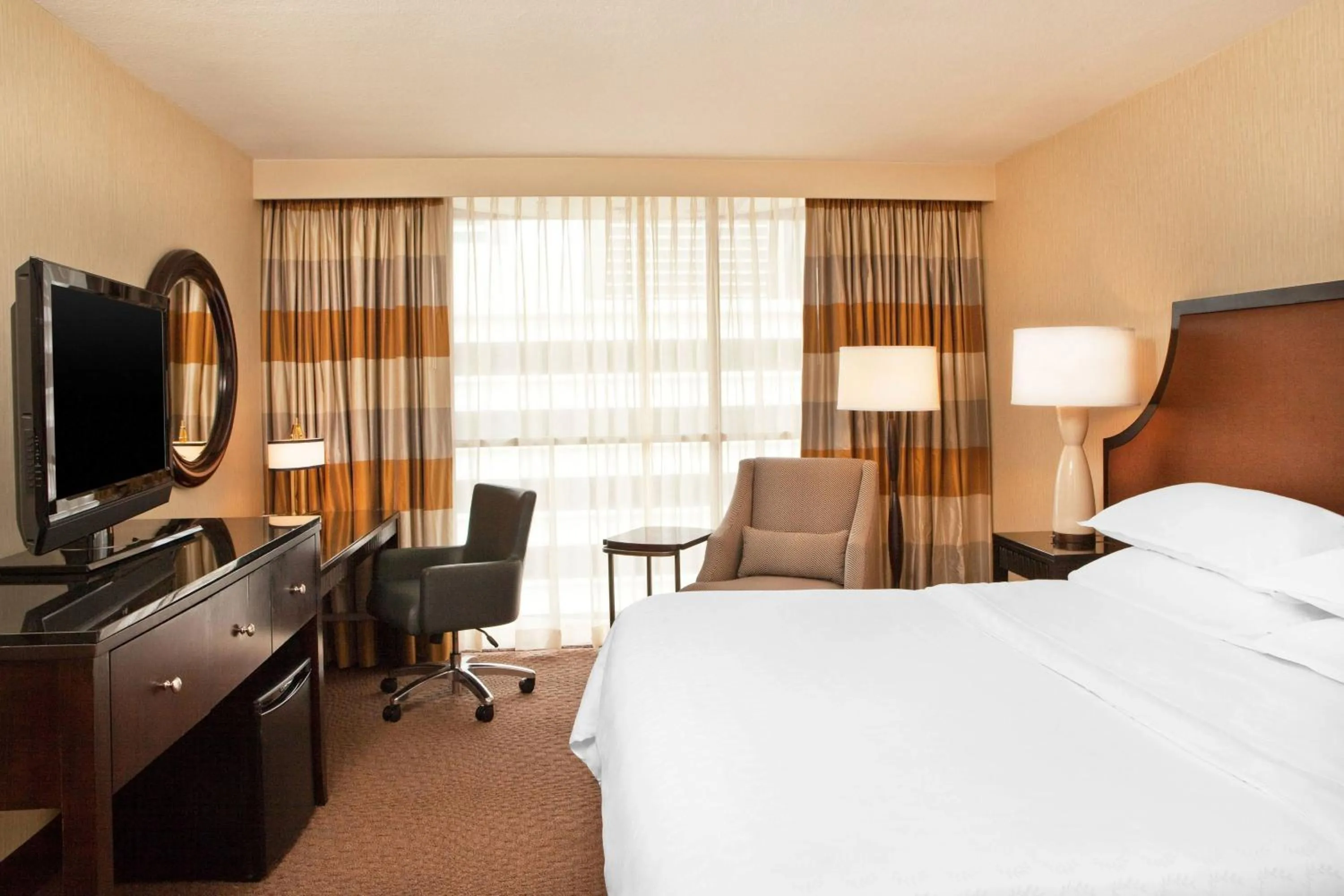 Bedroom, Bed in Courtland Grand Hotel, Trademark Collection by Wyndham