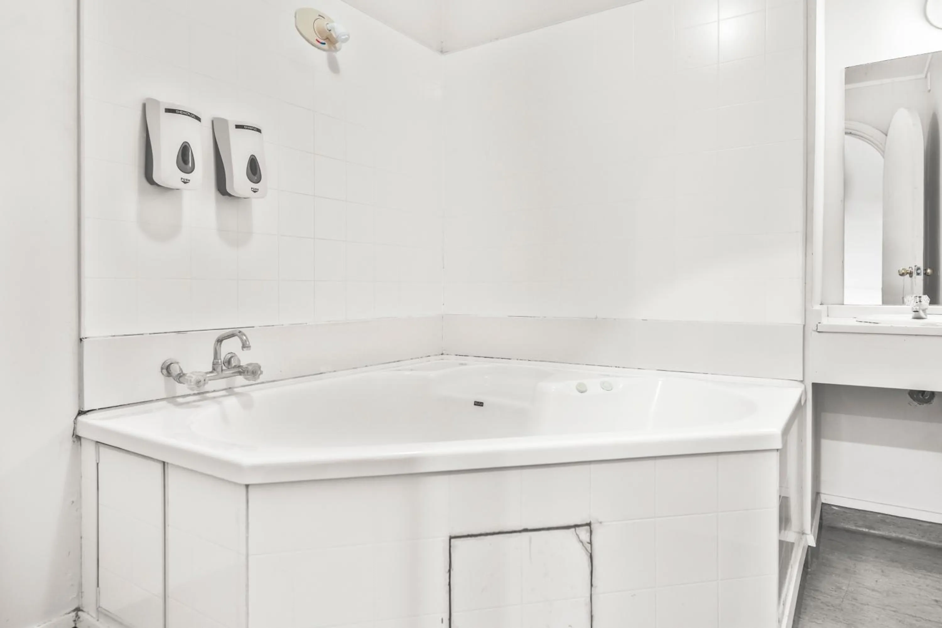 Bathroom in Albion Hotel