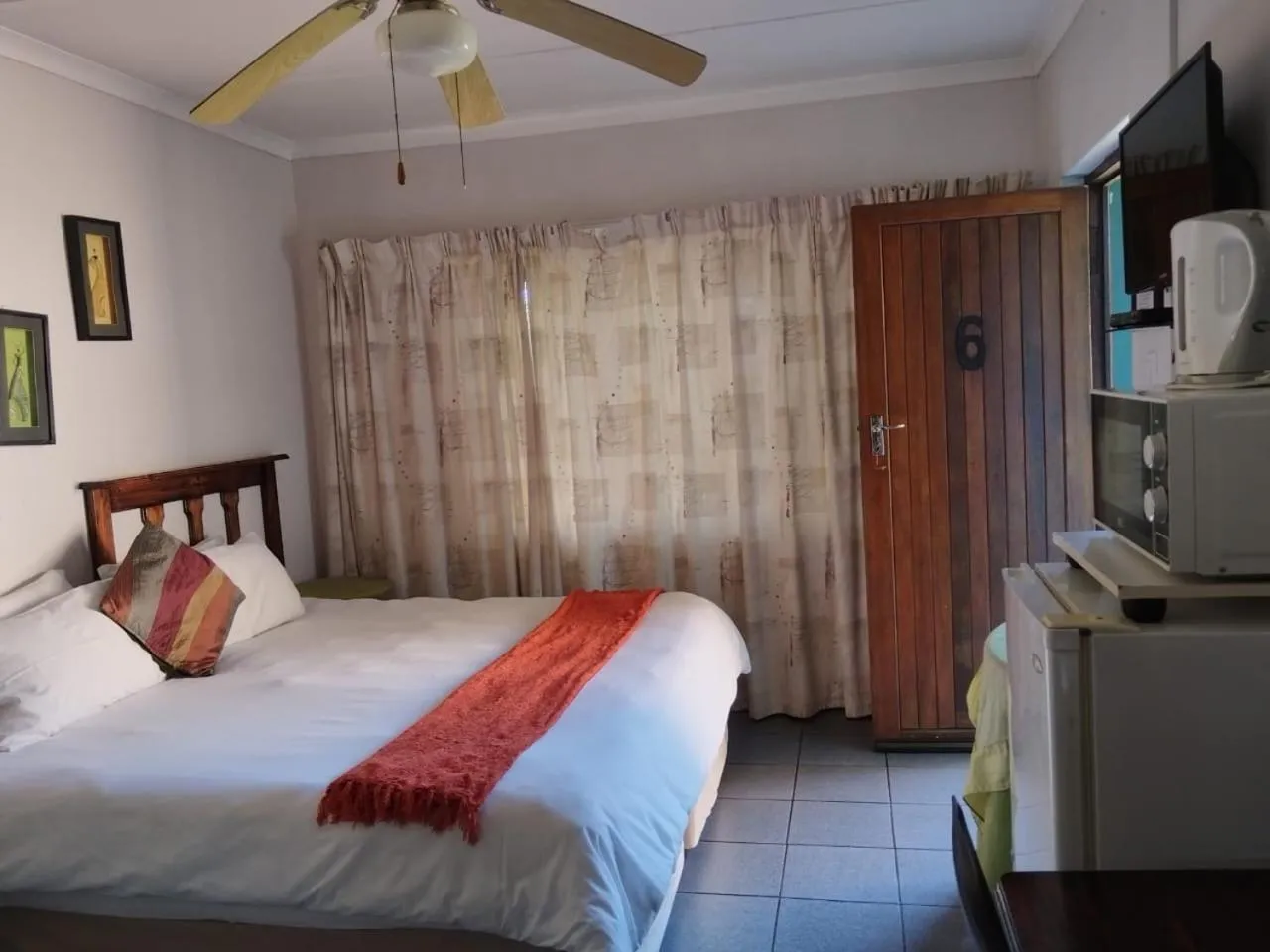 Bed in La Rochelle Inn