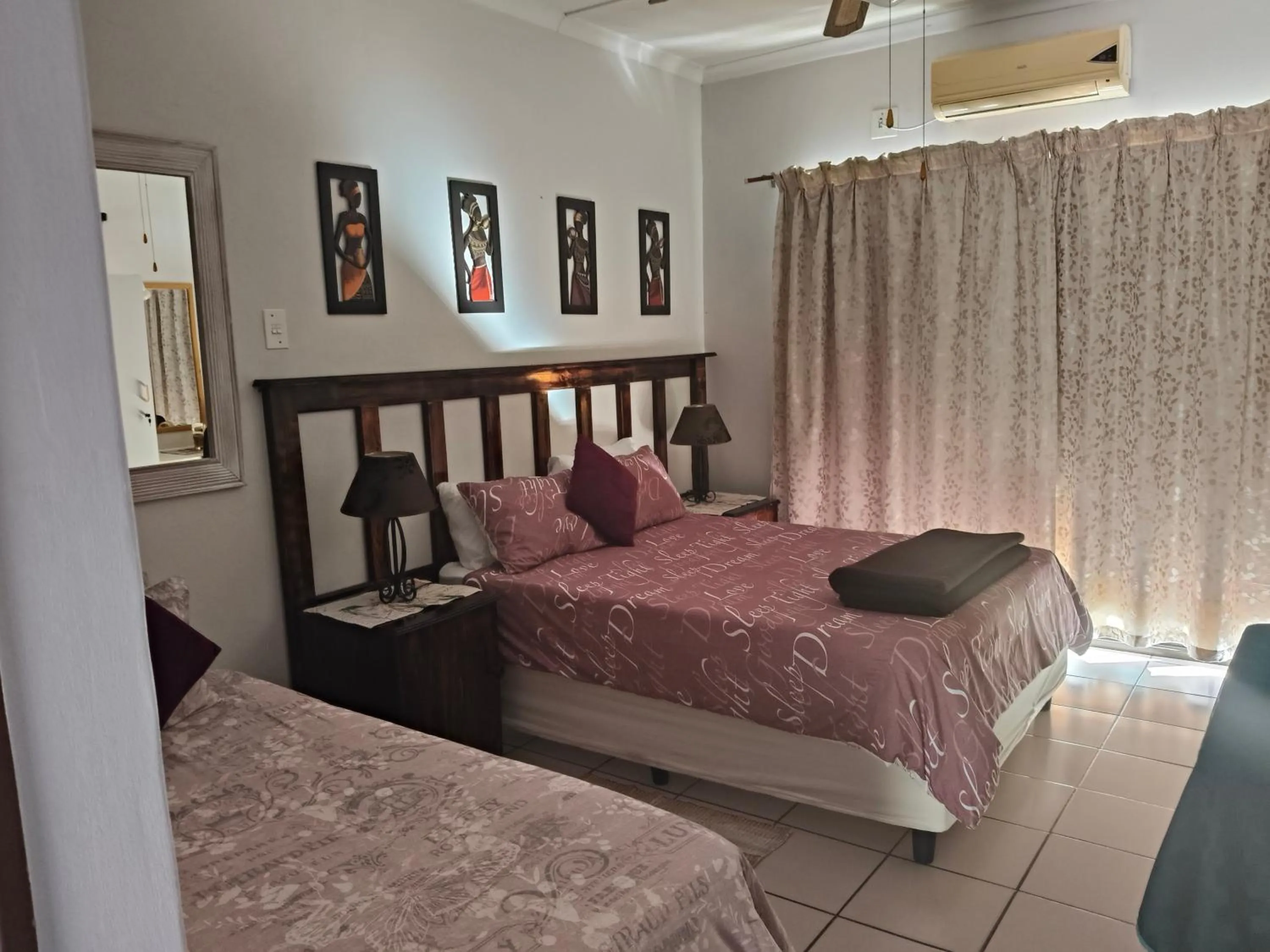 Bed in La Rochelle Inn