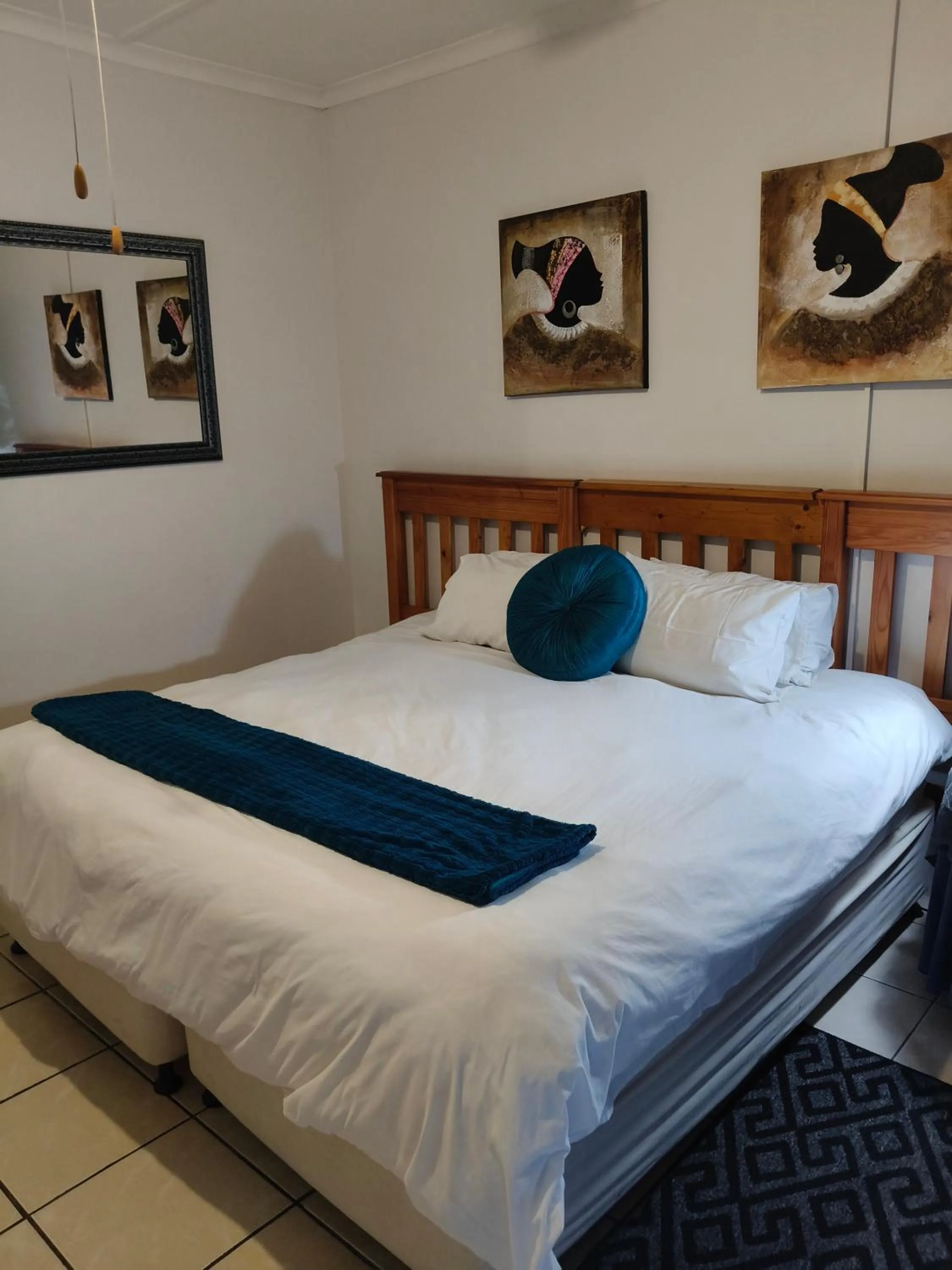 Bed in La Rochelle Inn