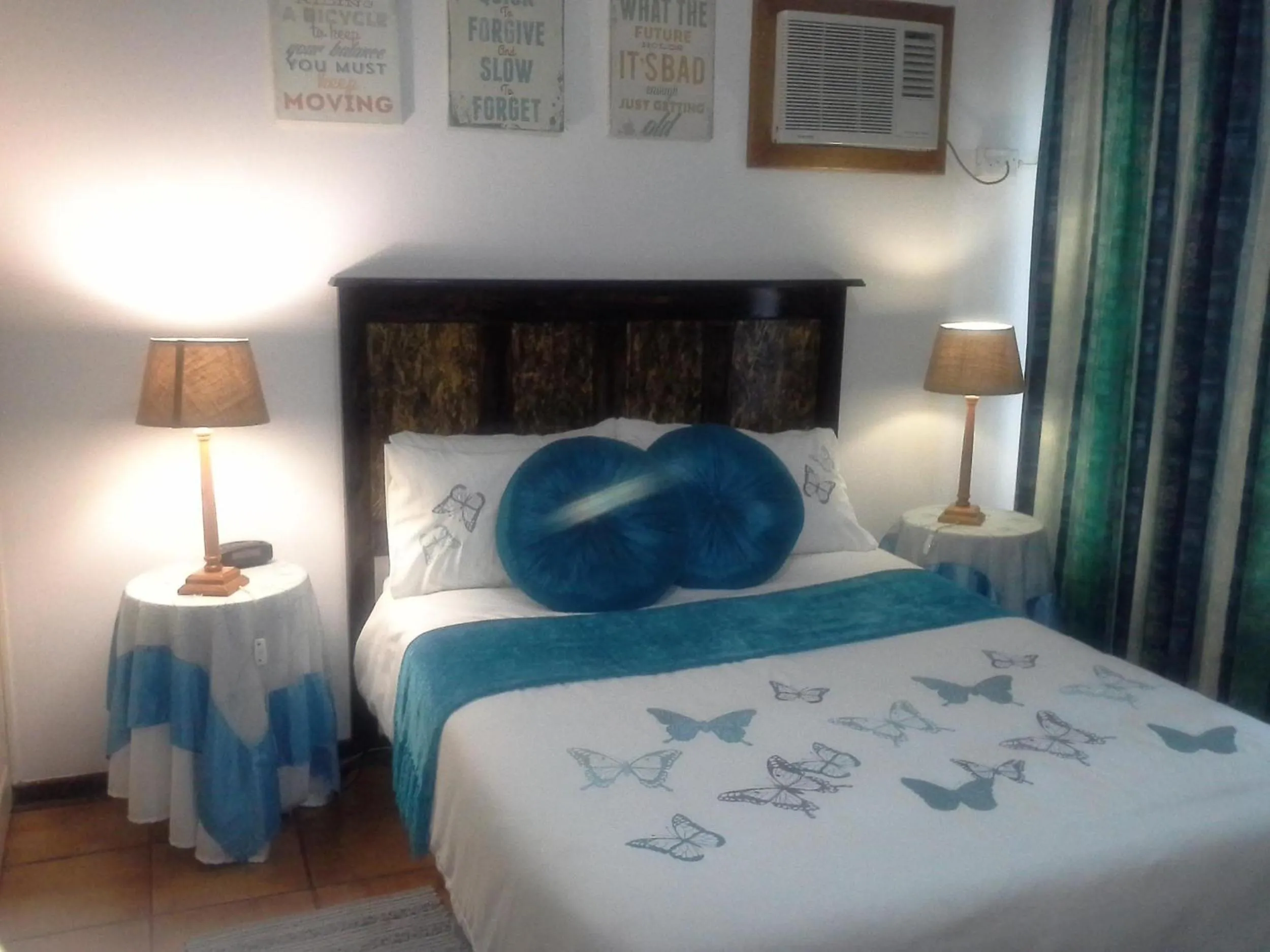 Bed in La Rochelle Inn