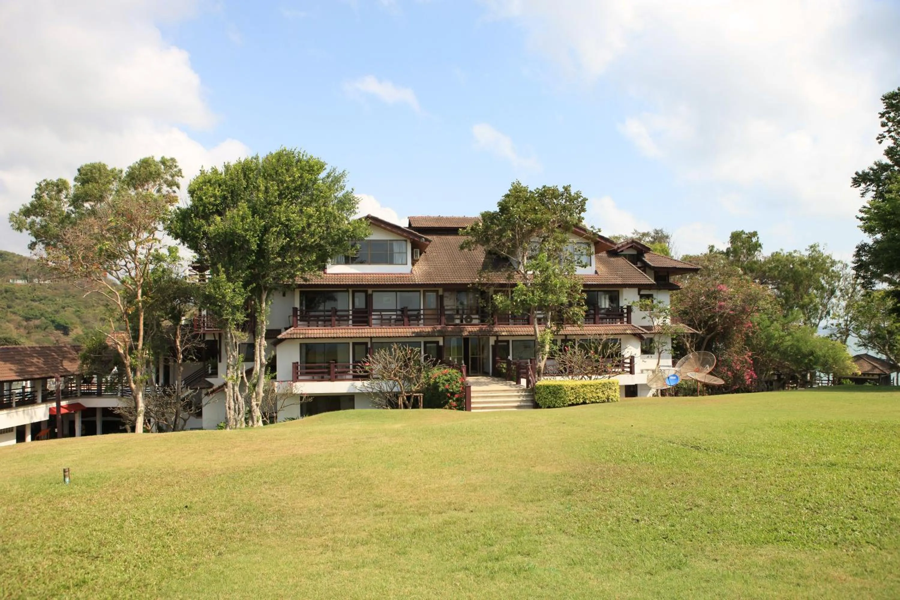 Facade/entrance in Rayong Resort Hotel โรงแรมระยองรีสอร์ท
