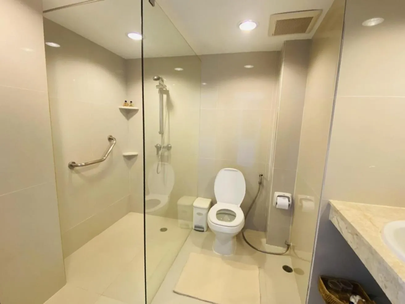 Shower in Rayong Resort Hotel โรงแรมระยองรีสอร์ท