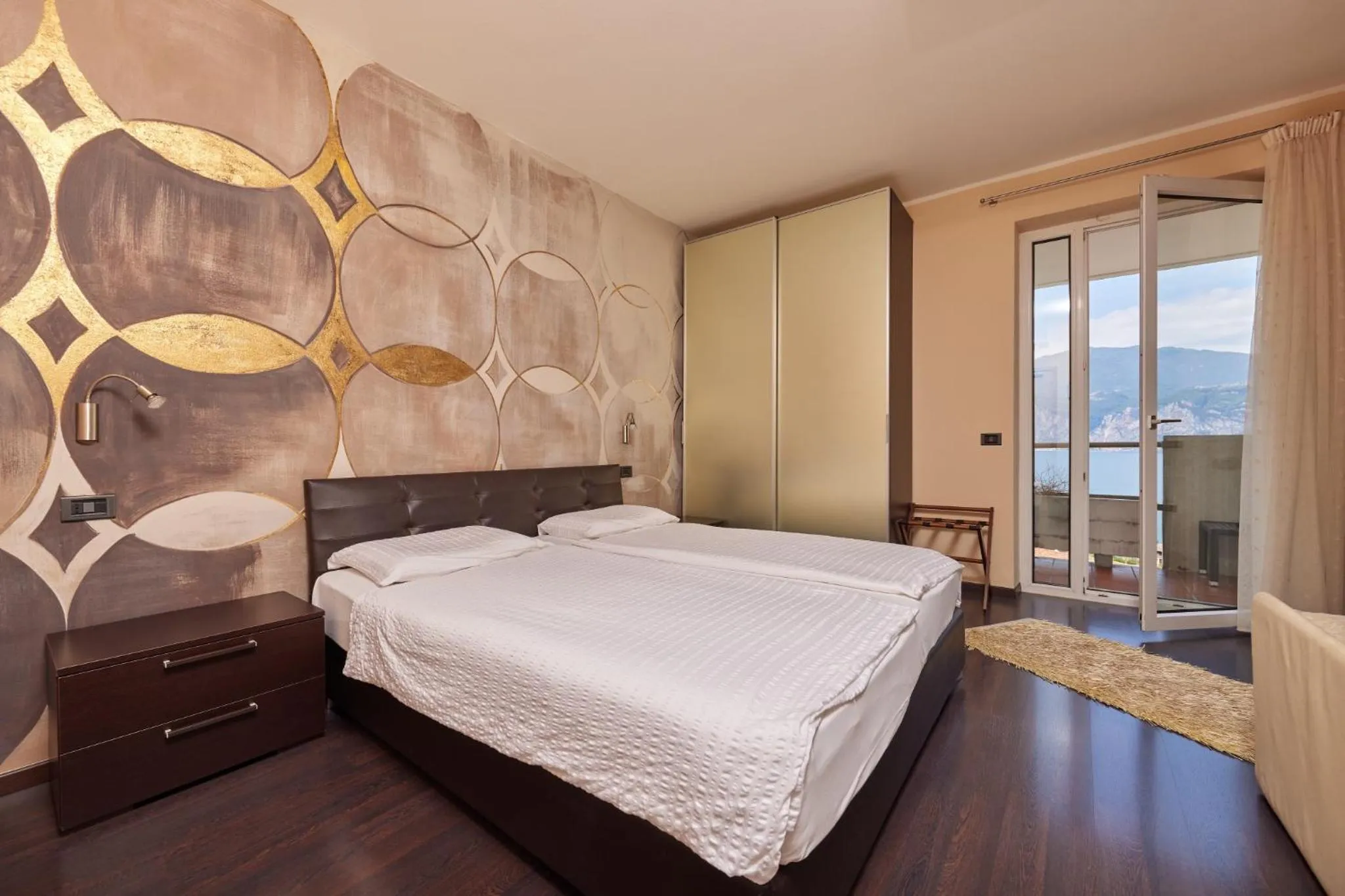 Lake view, Bed in Hotel Villa Smeralda