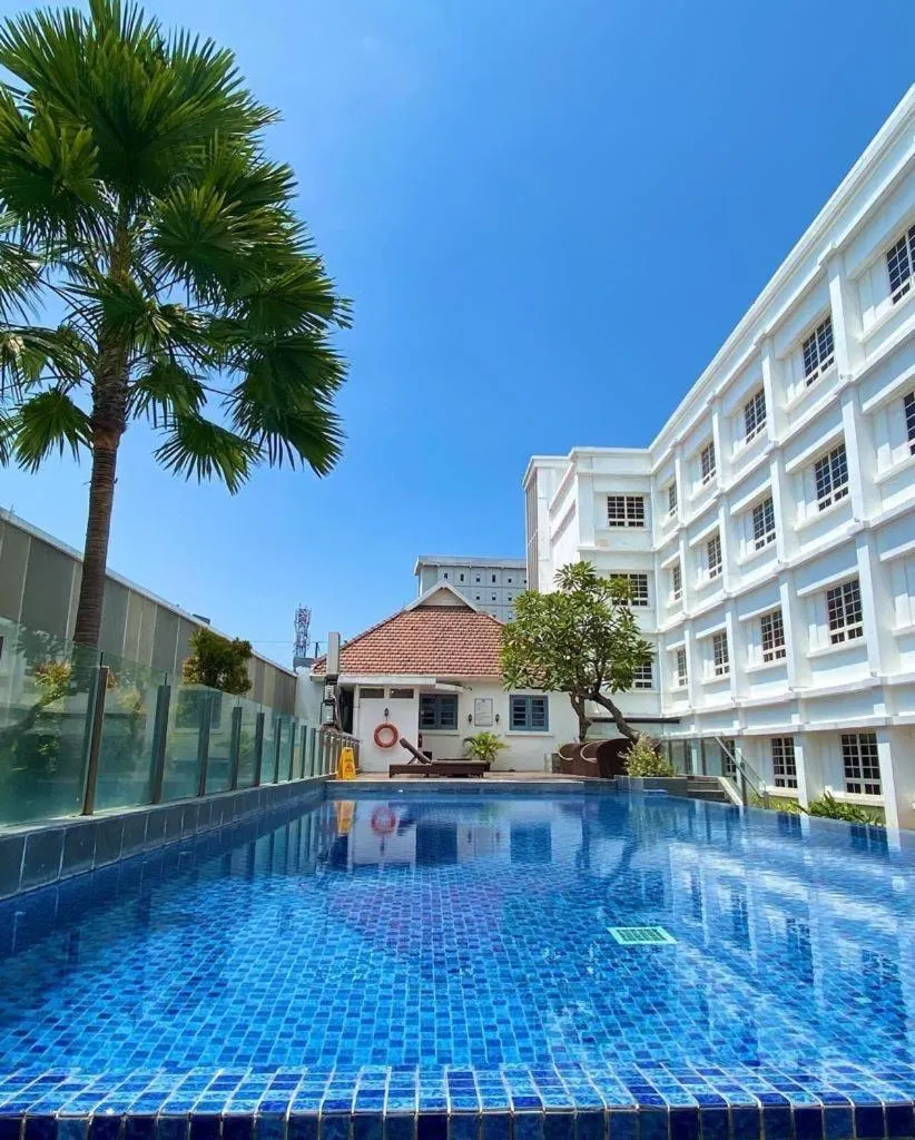 Swimming pool in Kokoon Hotel Surabaya