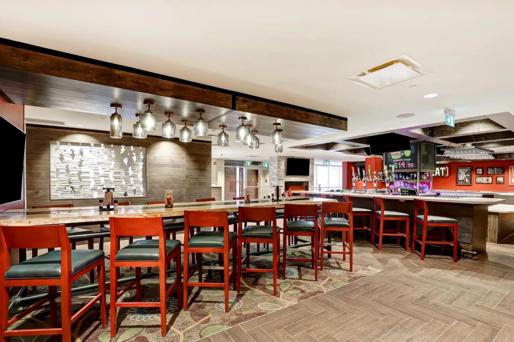 Lounge or bar in Holiday Inn - Mississauga Toronto West by IHG