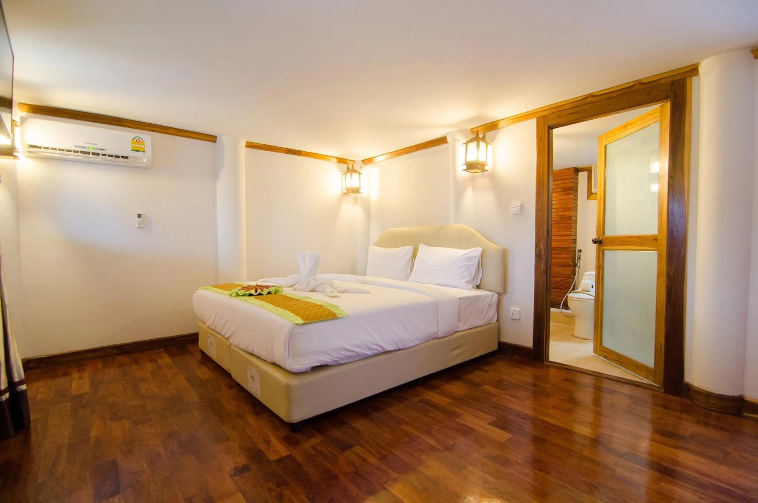 Photo of the whole room, Bed in Phi Phi The Beach Resort