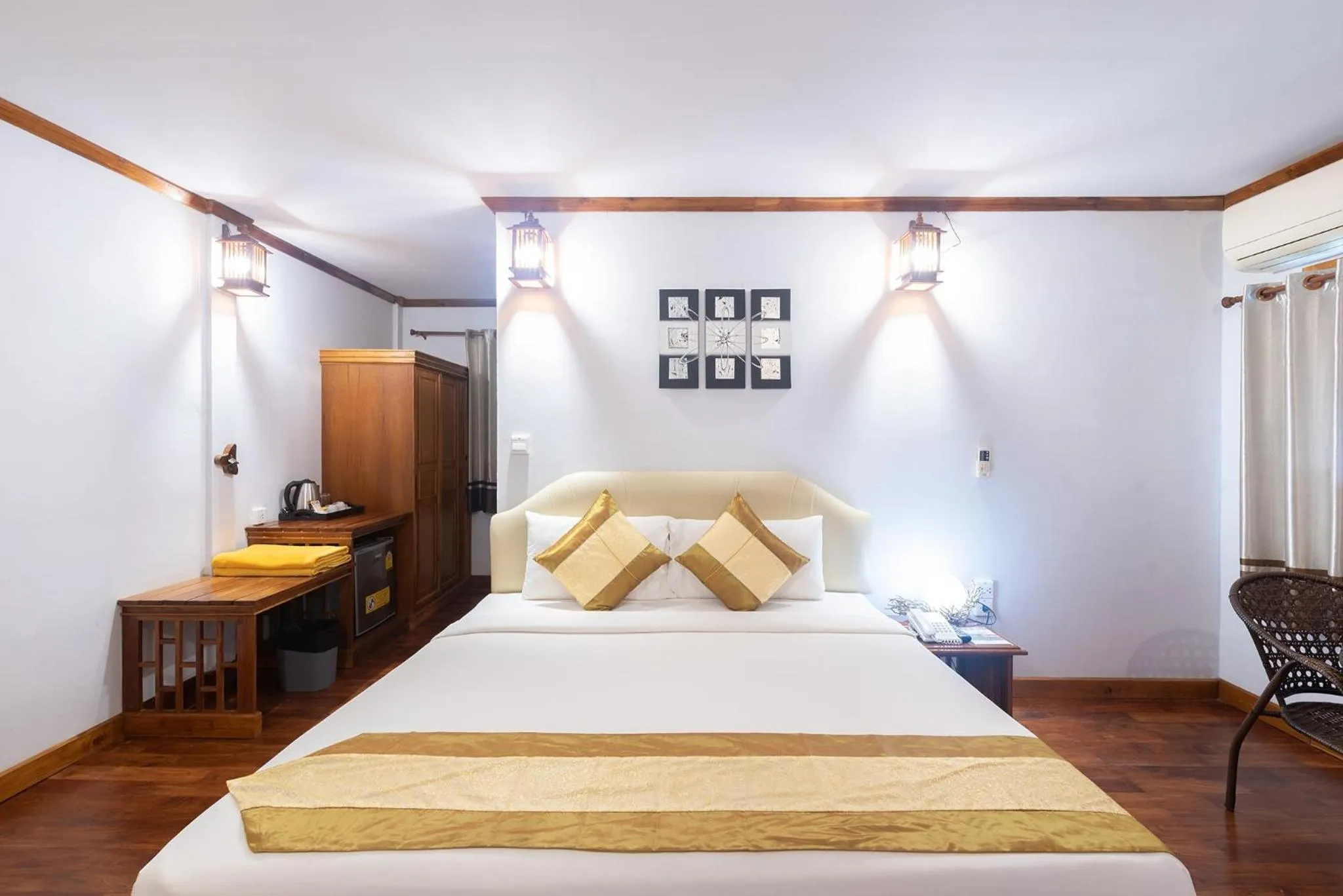 Bedroom, Bed in Phi Phi The Beach Resort