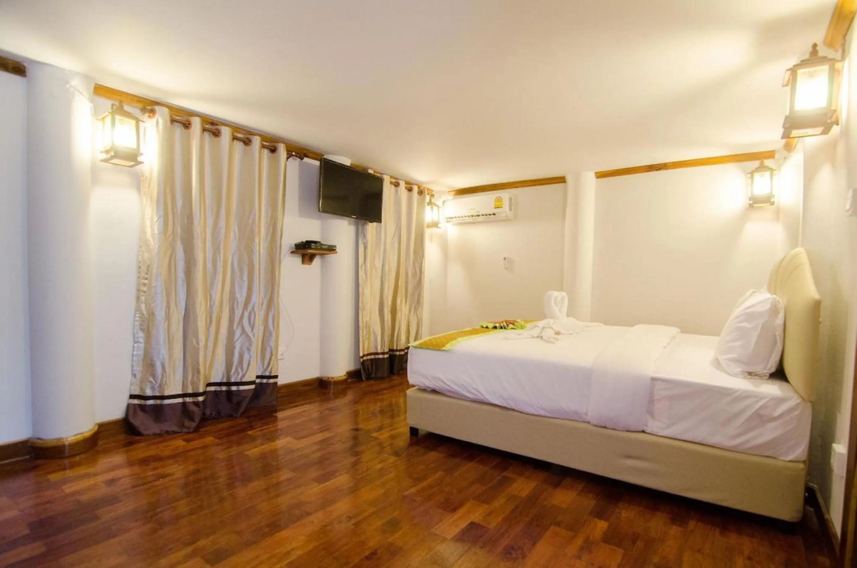 Photo of the whole room, Bed in Phi Phi The Beach Resort