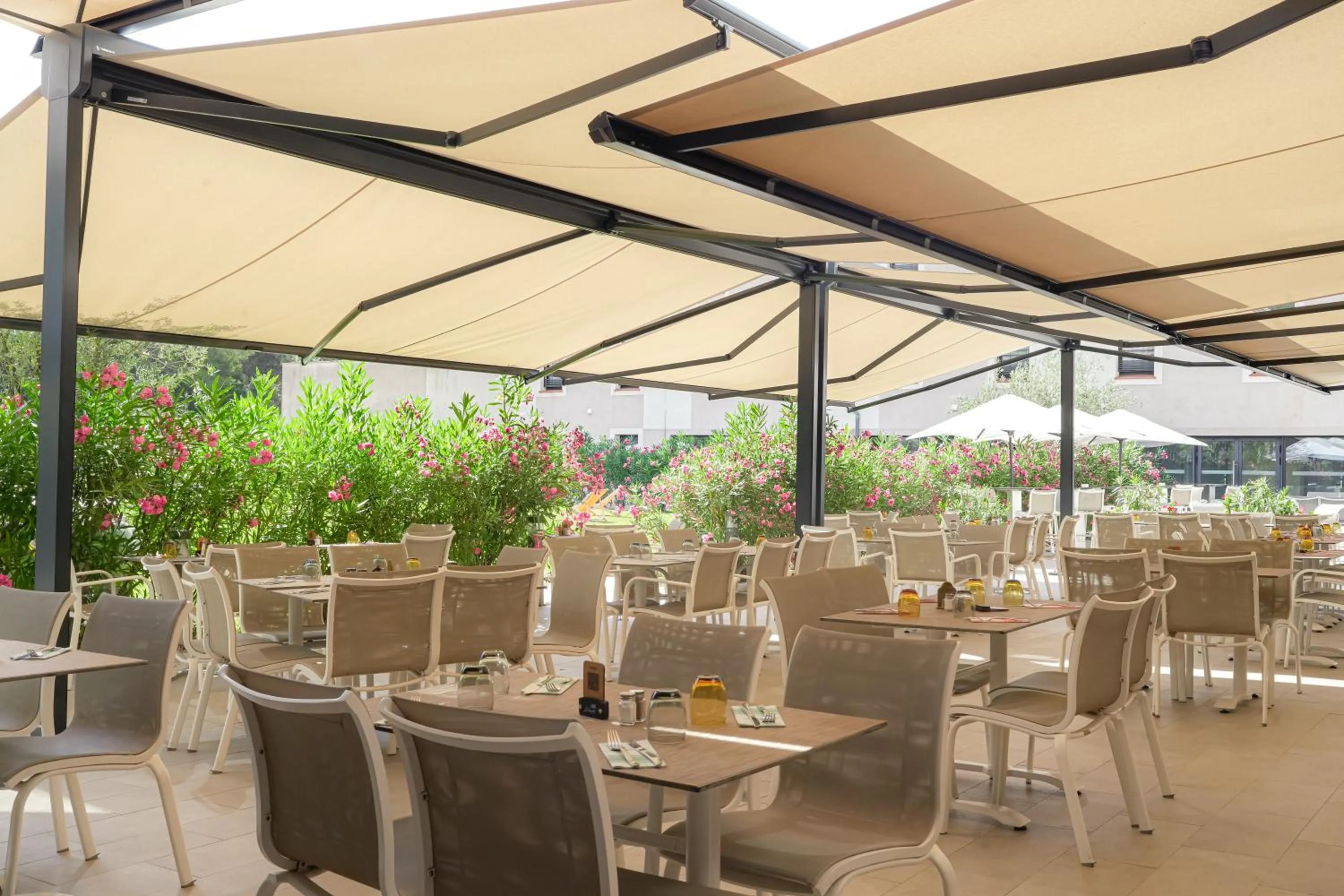 Patio in Grand Prix Hôtel & Restaurant