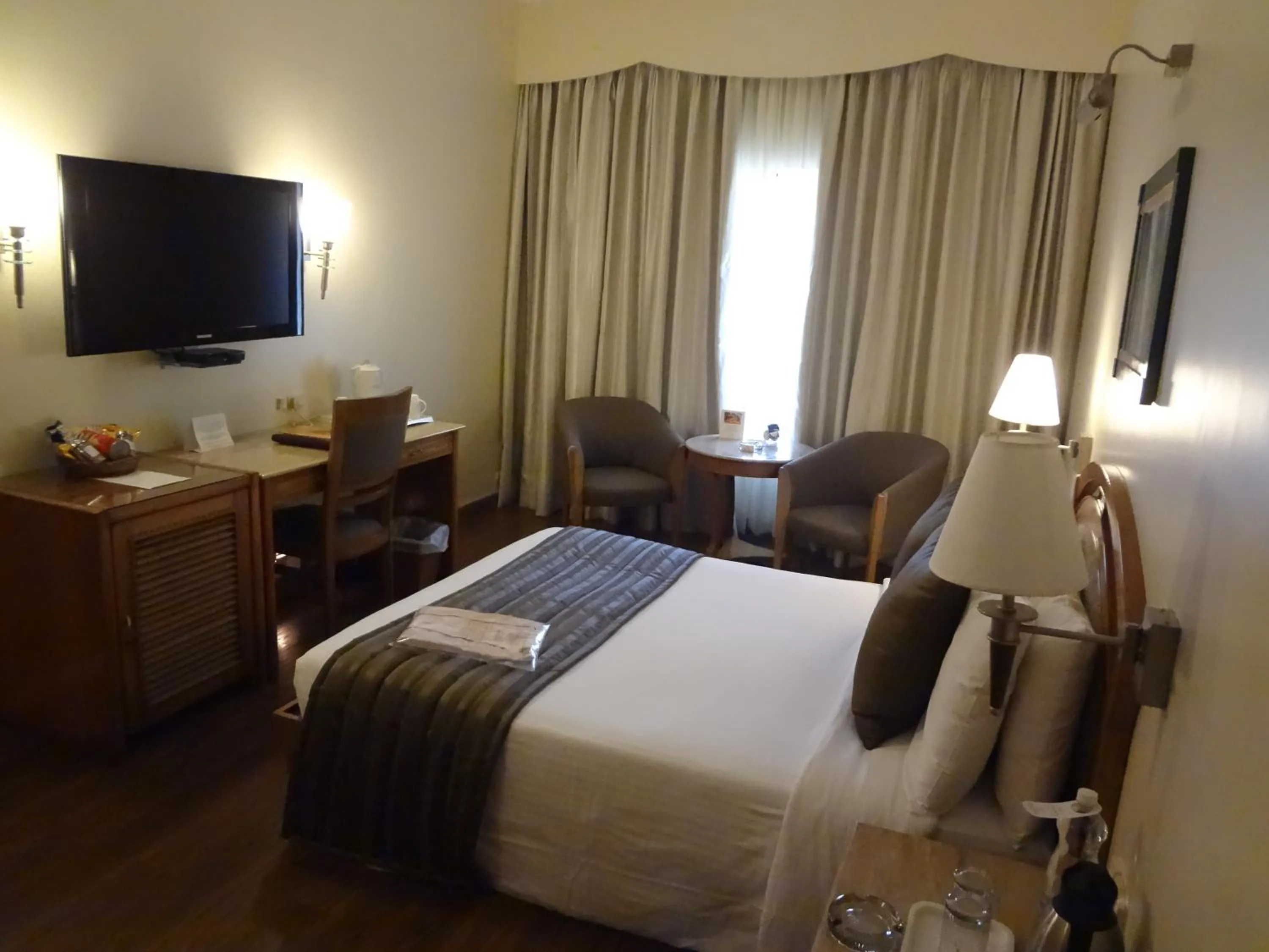 Photo of the whole room, Bed in Sun-n-Sand Mumbai Juhu Beach