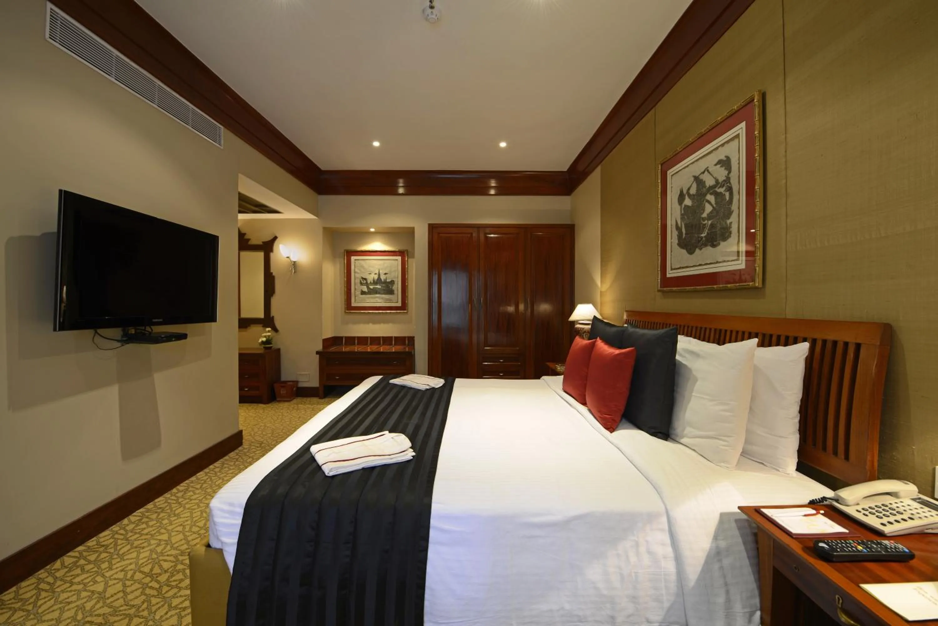 Photo of the whole room, Bed in Sun-n-Sand Mumbai Juhu Beach