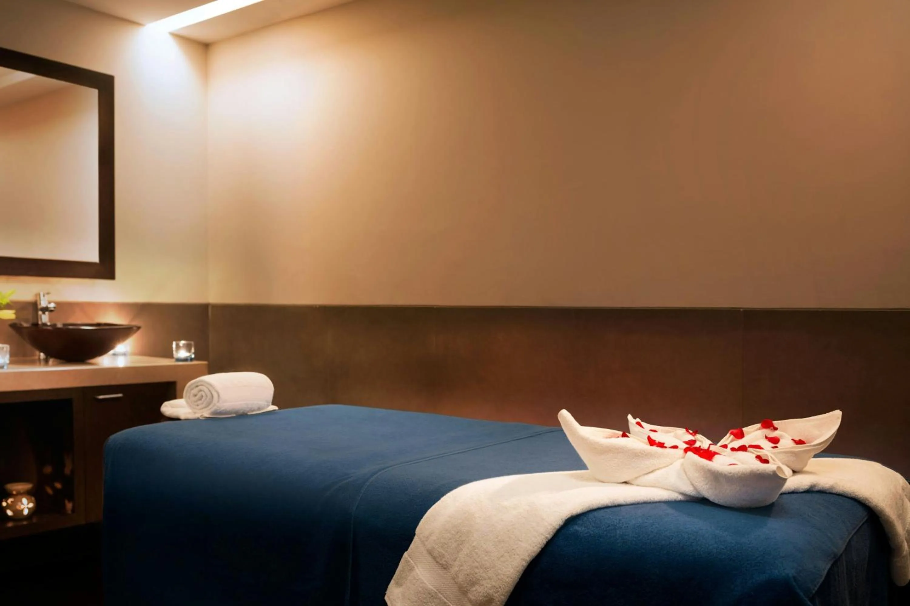 Spa and wellness centre/facilities, Bed in Le Meridien Nagpur