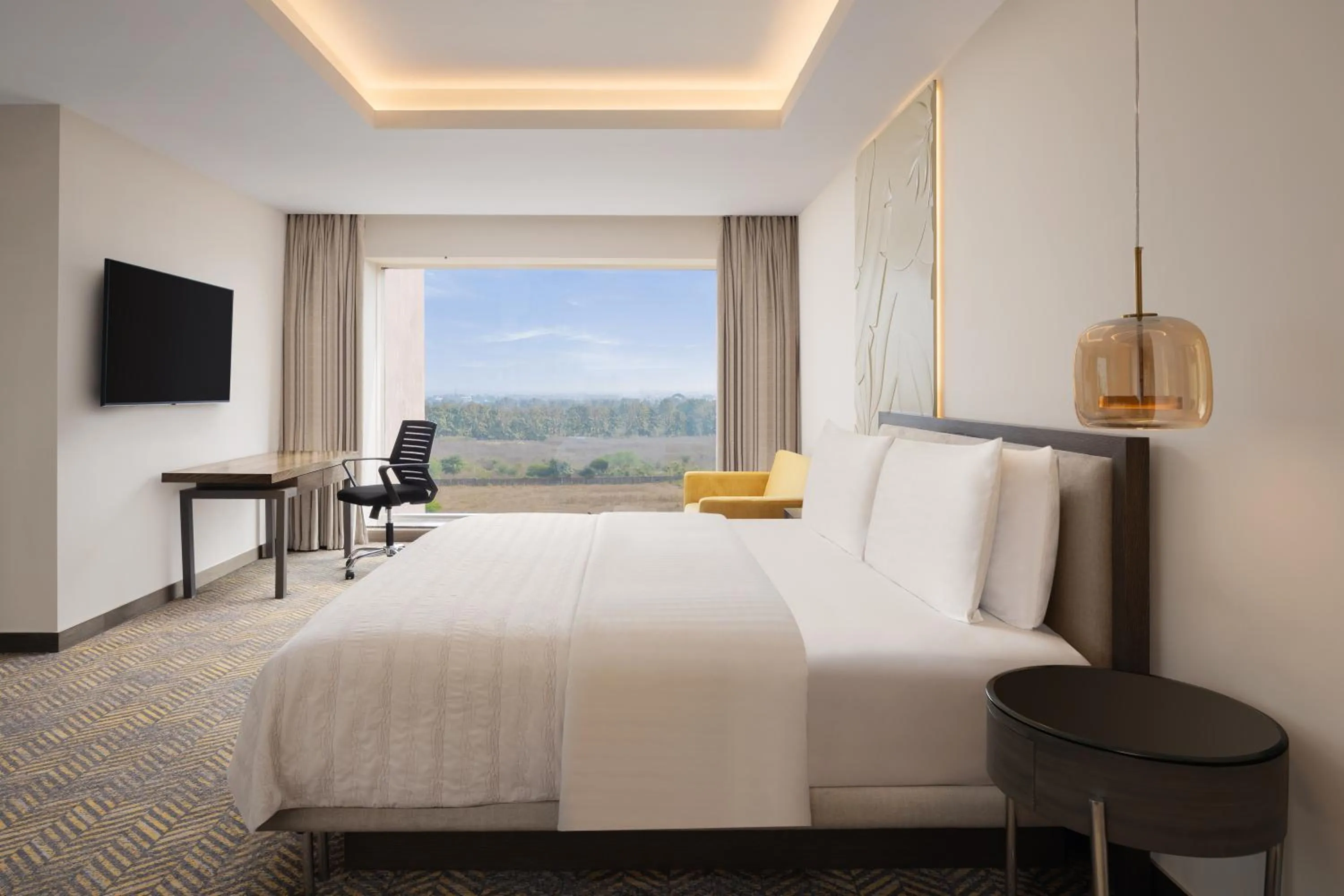 Area and facilities, Bed in Le Meridien Nagpur