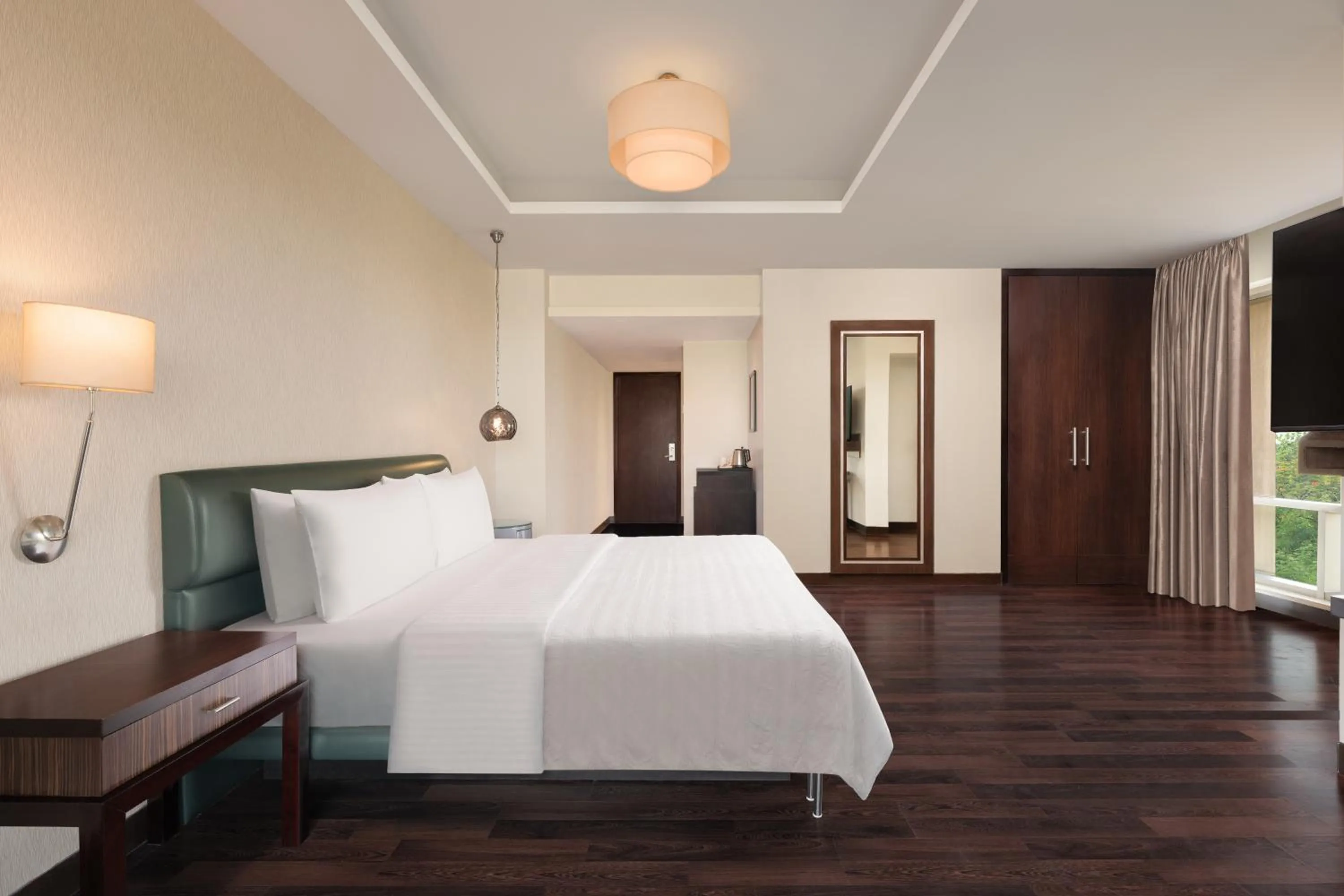 Bed in Le Meridien Nagpur