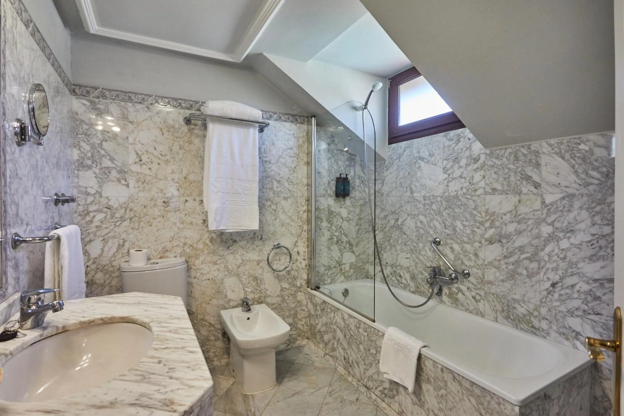 Shower in Silken Gran Hotel del Sella