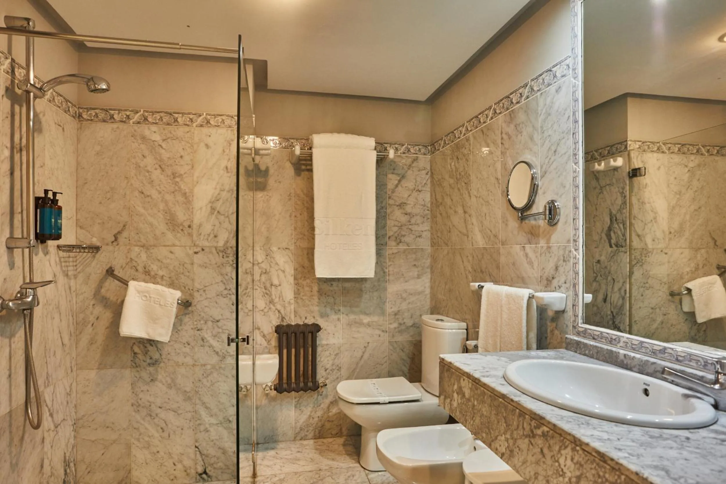 Shower in Silken Gran Hotel del Sella