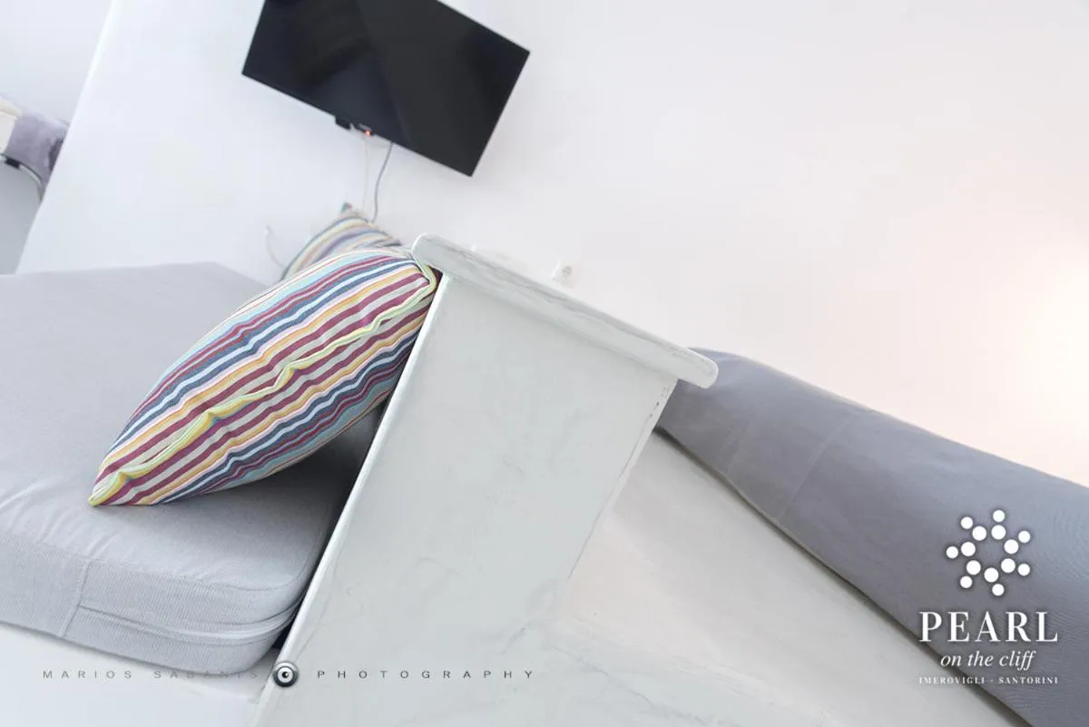 TV and multimedia in Pearl on the Cliff Hotel & Suites by Pearl Hotel Collection