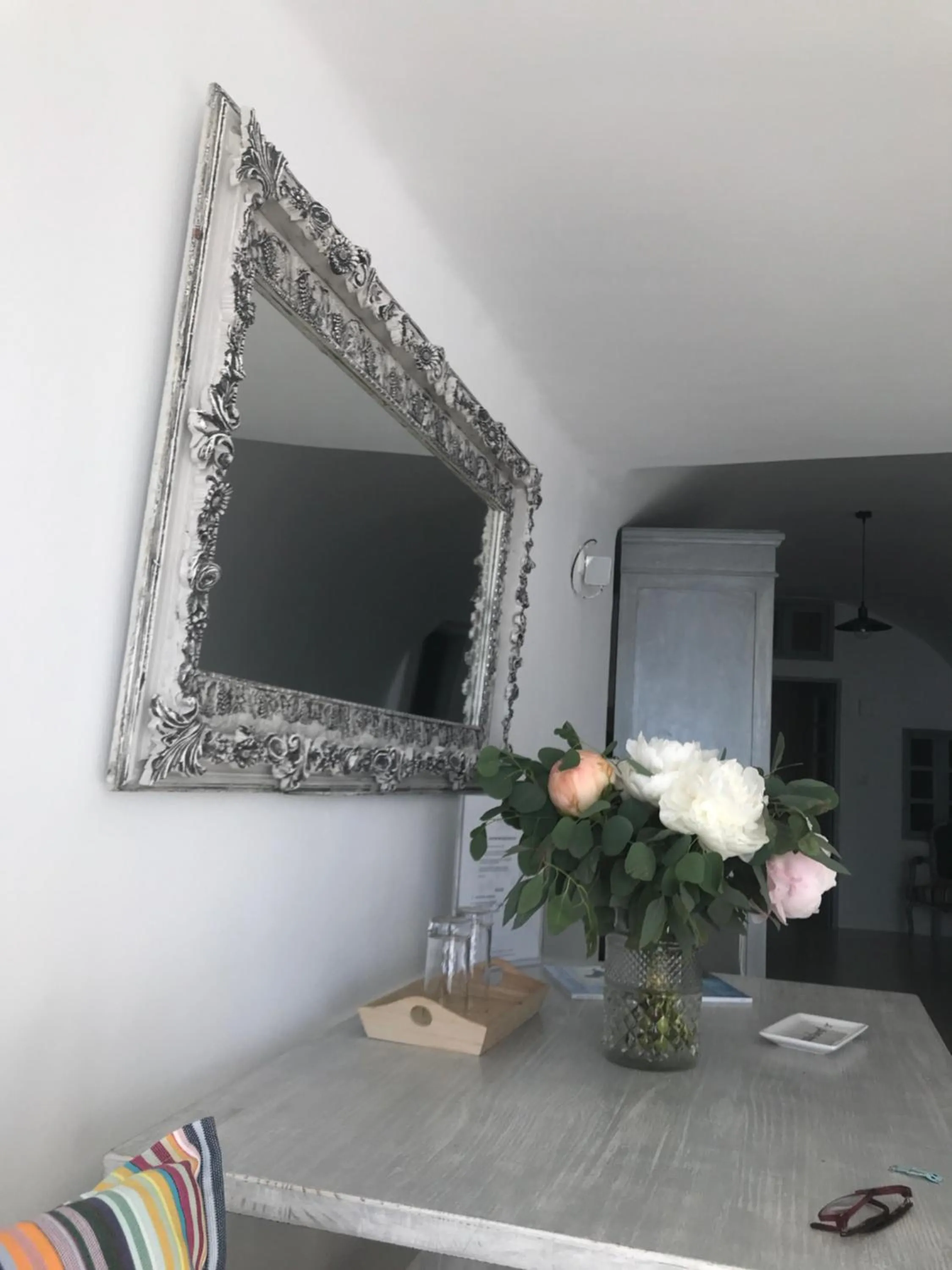 Living room in Pearl on the Cliff Hotel & Suites by Pearl Hotel Collection