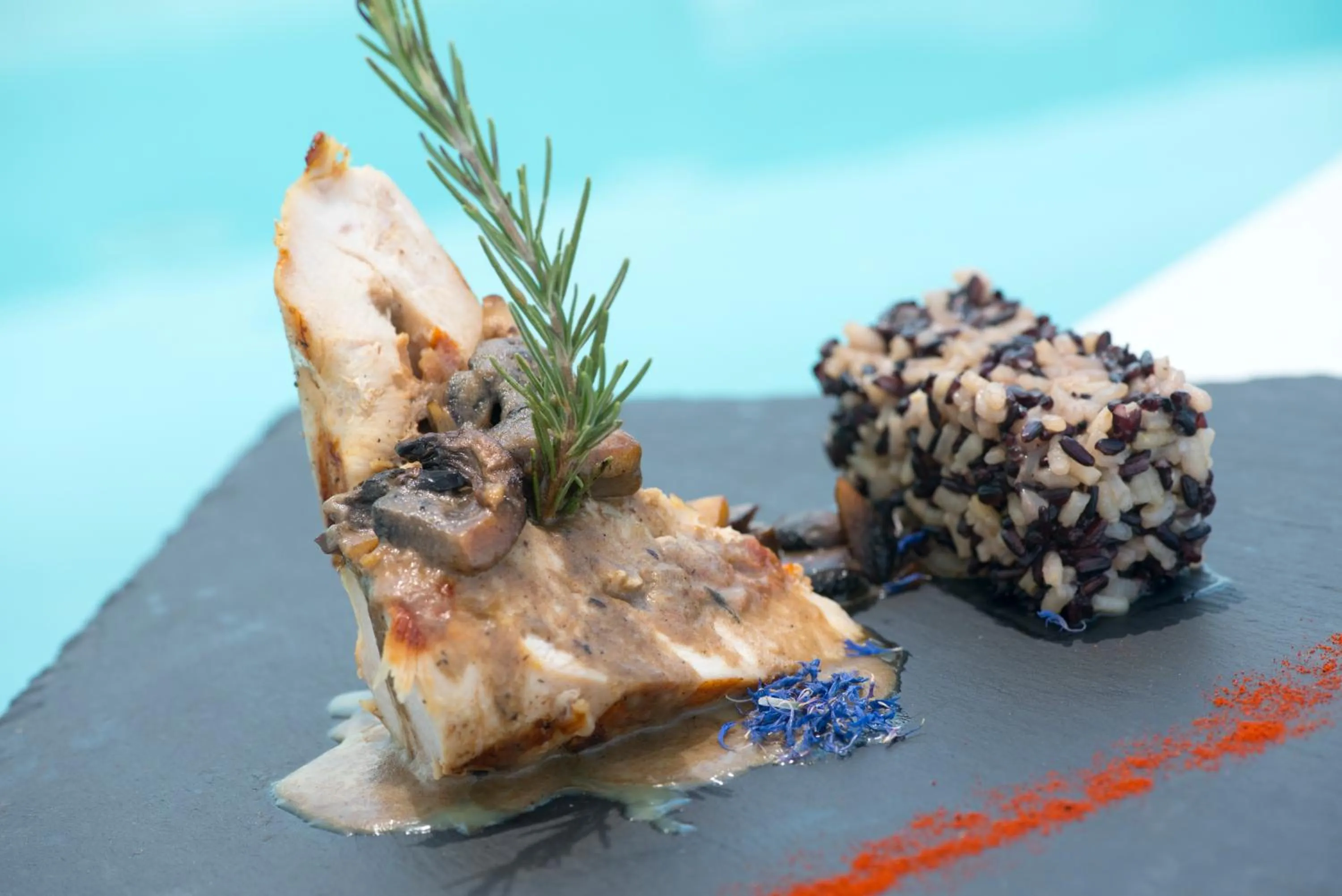 Food and drinks in Pearl on the Cliff Hotel & Suites by Pearl Hotel Collection