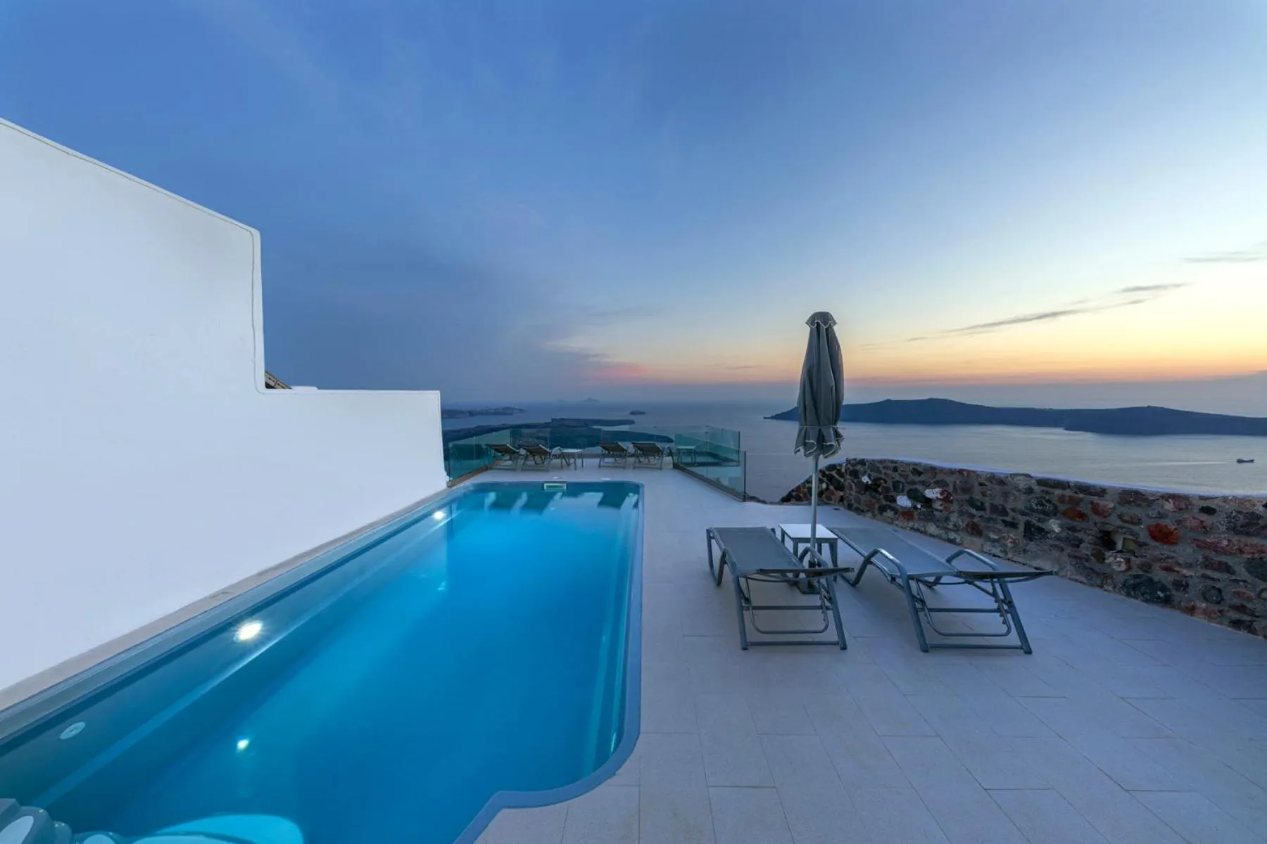 Swimming pool in Pearl on the Cliff Hotel & Suites by Pearl Hotel Collection