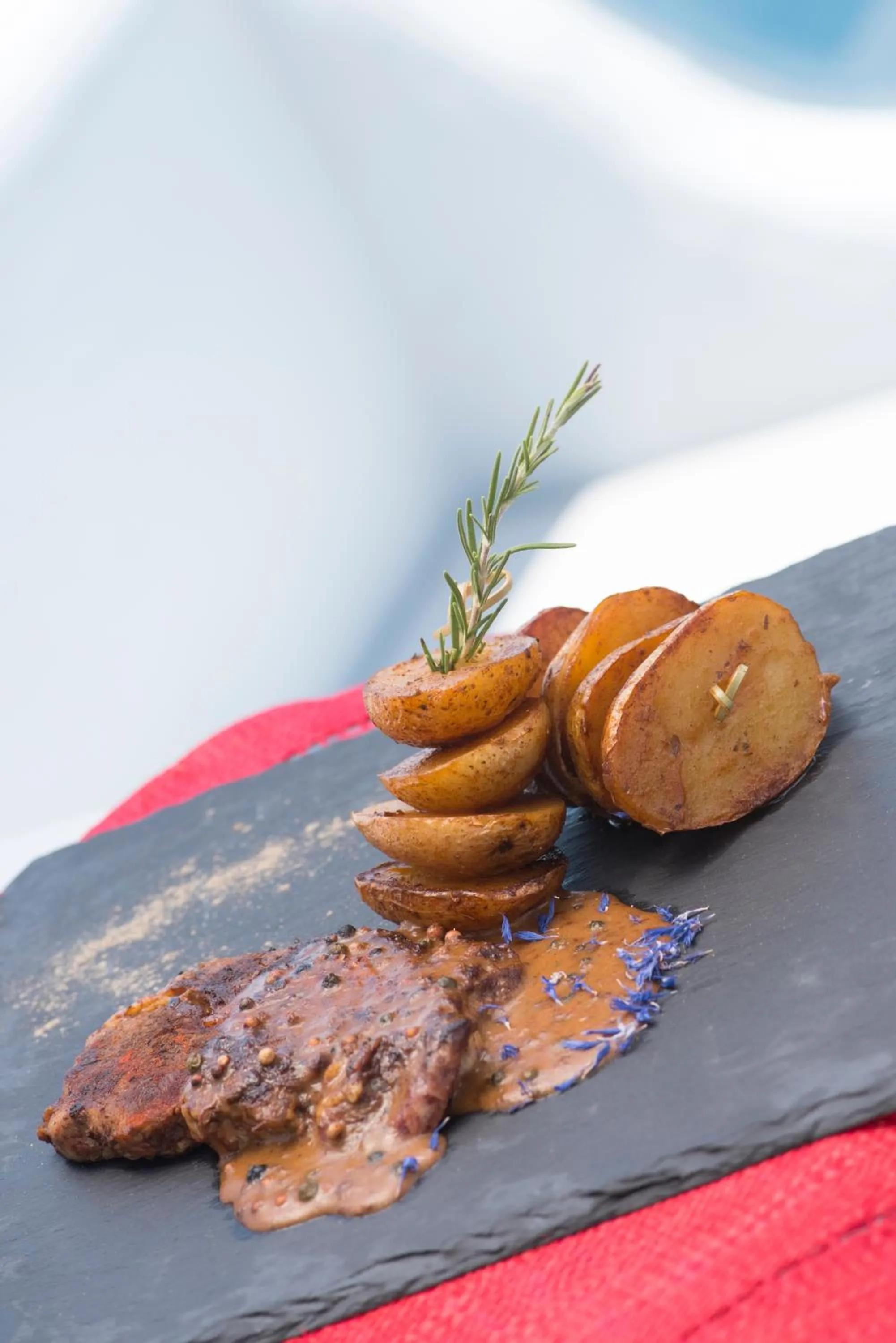 Food and drinks in Pearl on the Cliff Hotel & Suites by Pearl Hotel Collection