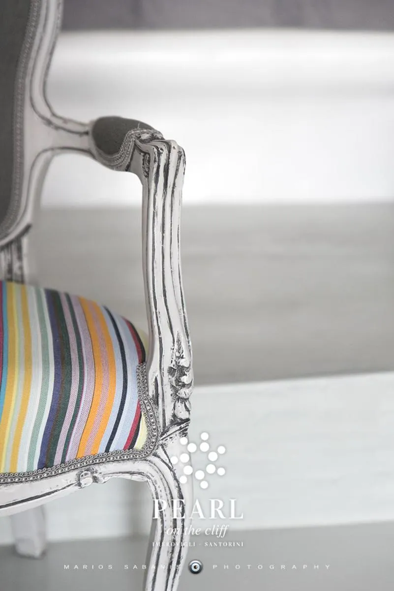 Living room in Pearl on the Cliff Hotel & Suites by Pearl Hotel Collection