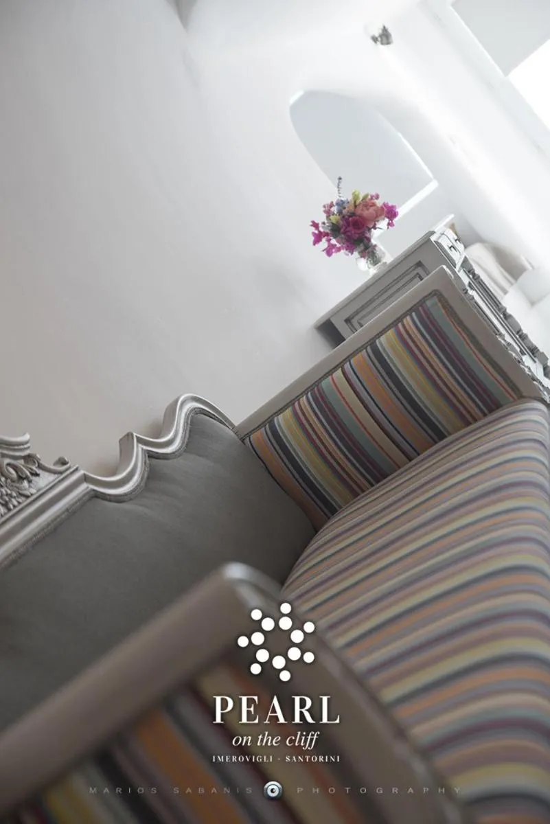 Living room in Pearl on the Cliff Hotel & Suites by Pearl Hotel Collection