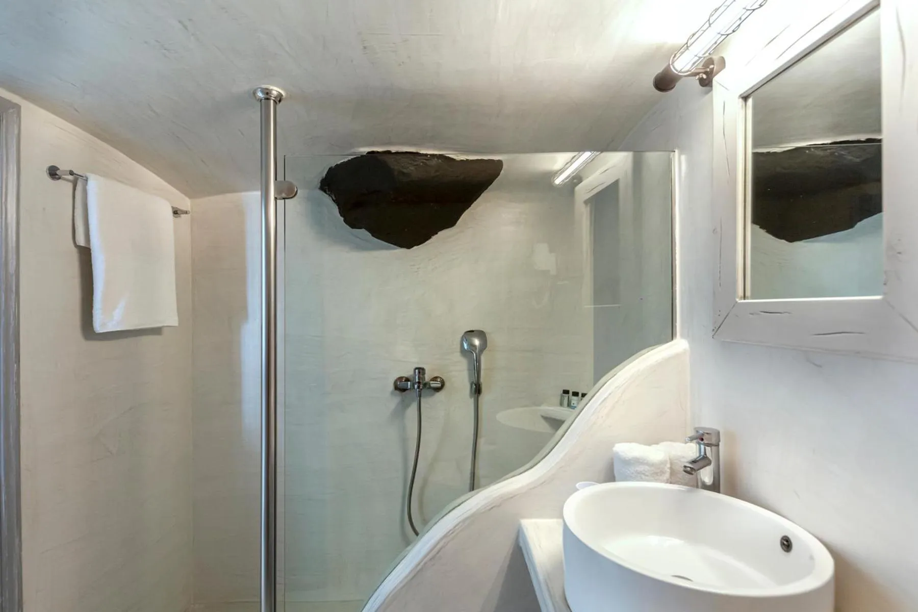 Bathroom in Pearl on the Cliff Hotel & Suites by Pearl Hotel Collection