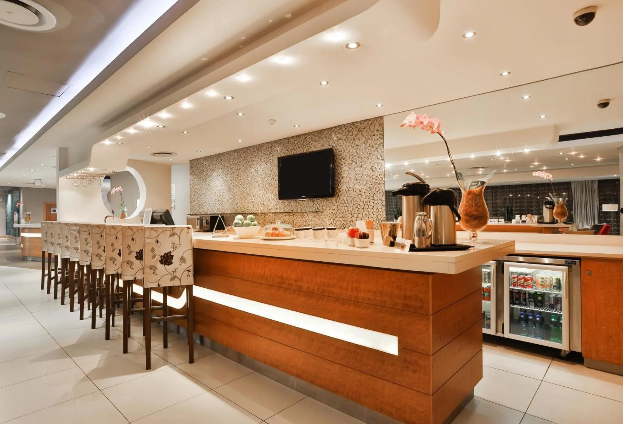 Lounge or bar in Holiday Inn Express Durban - Umhlanga by IHG