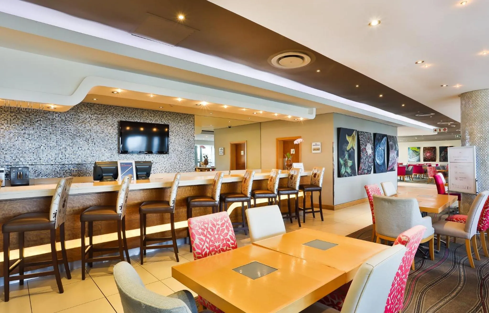 Lounge or bar in Holiday Inn Express Durban - Umhlanga by IHG