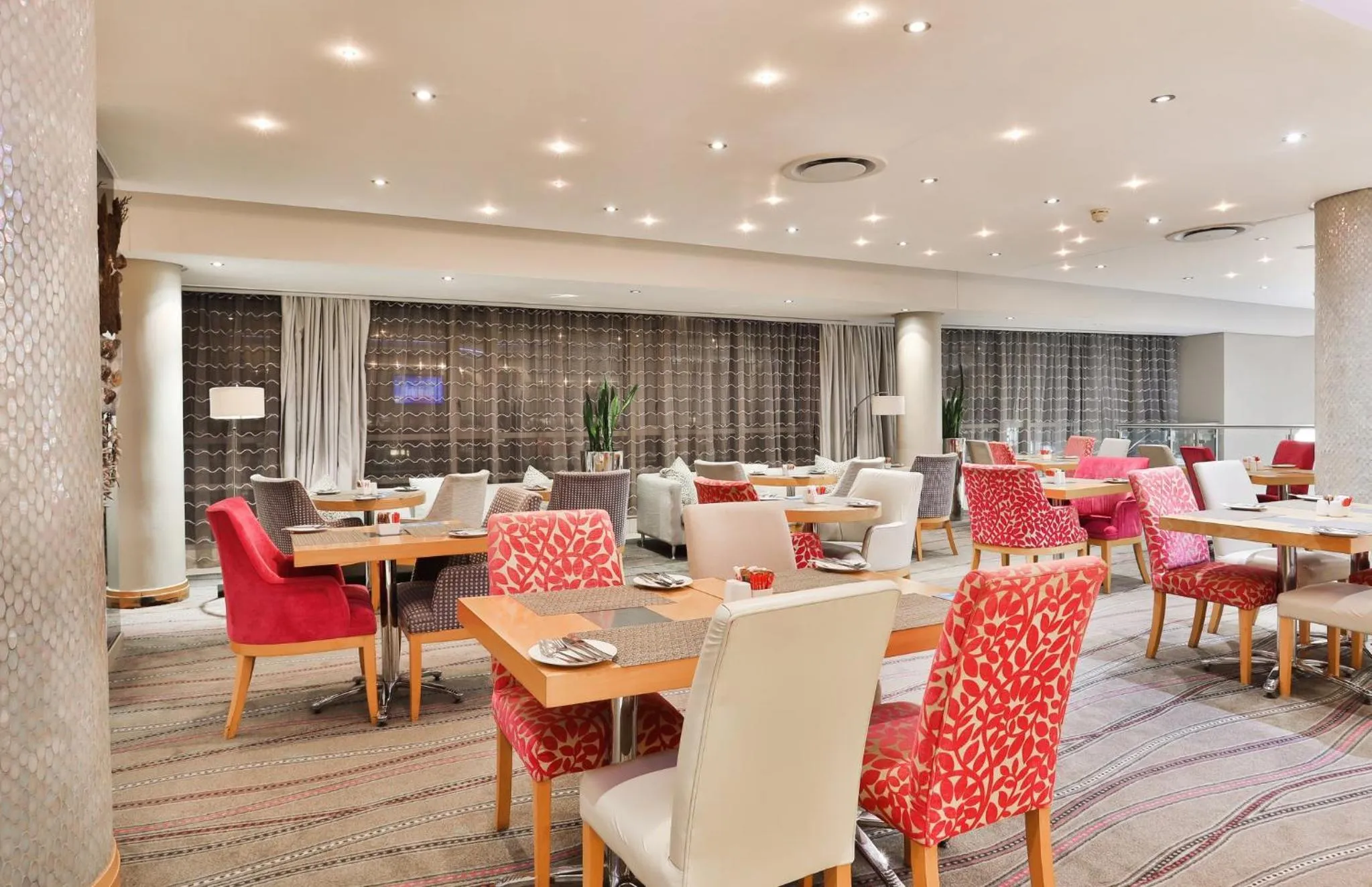 Lounge or bar in Holiday Inn Express Durban - Umhlanga by IHG