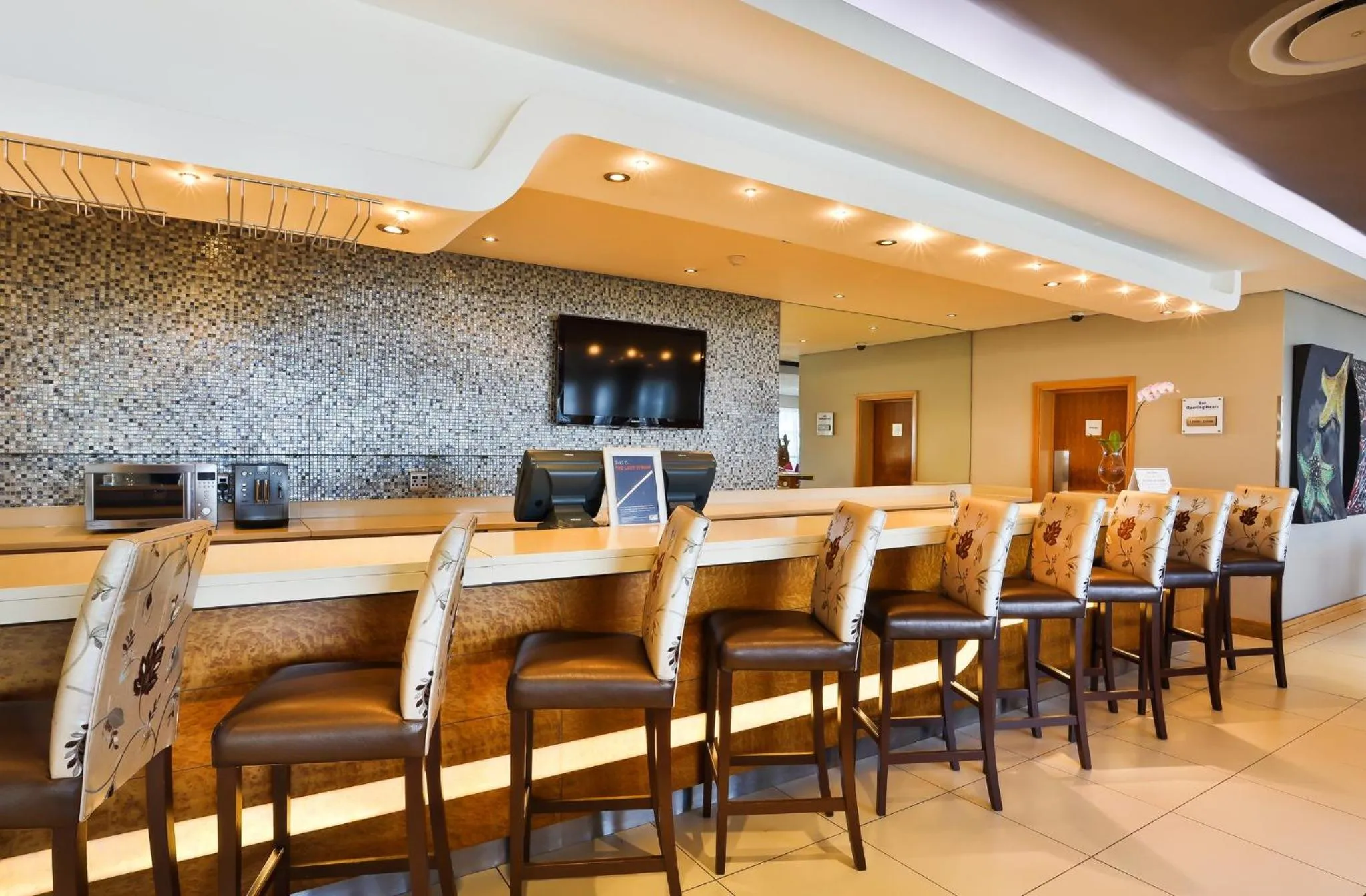 Lounge or bar in Holiday Inn Express Durban - Umhlanga by IHG