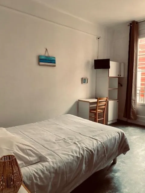 Bed in Hôtel De Normandie