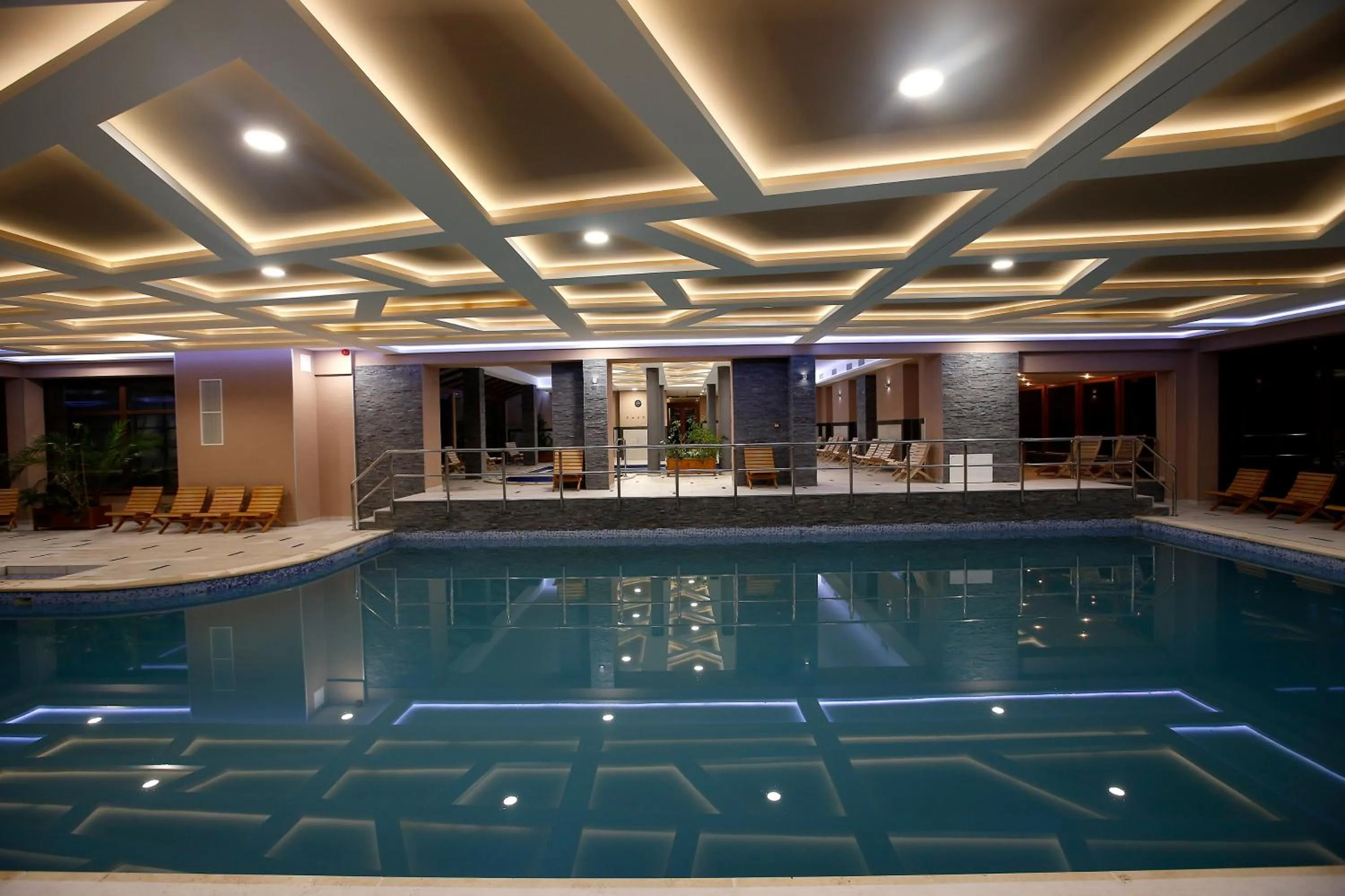 Swimming pool in Hotel Villa Völgy Wellness & Konferencia