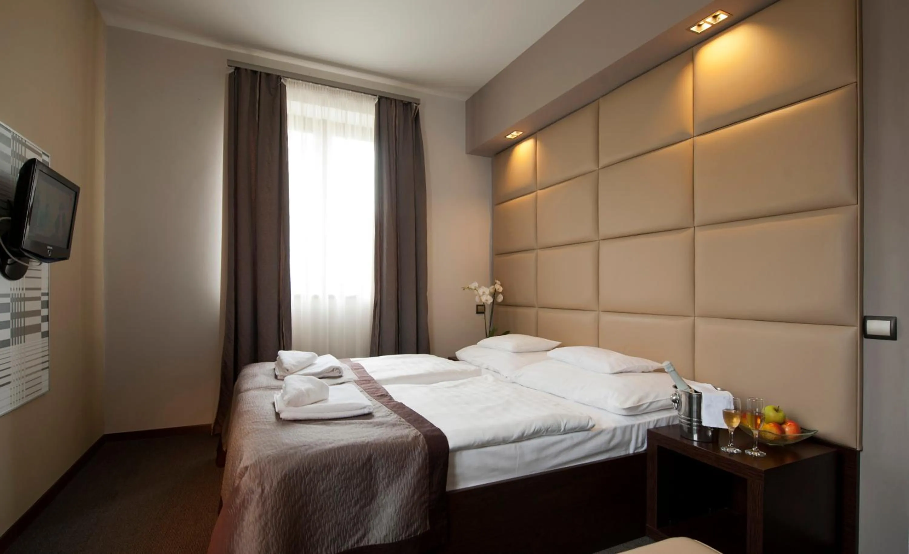 Garden view, Bed in Hotel Villa Völgy Wellness & Konferencia