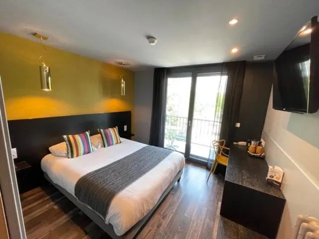 Bed in Hôtel Logis Restaurant La Fontaine