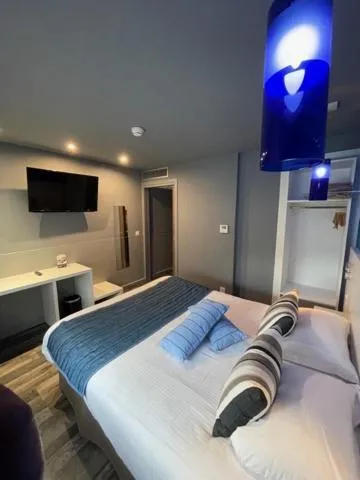 Comfort Double Room with Park View in Hôtel Logis Restaurant La Fontaine